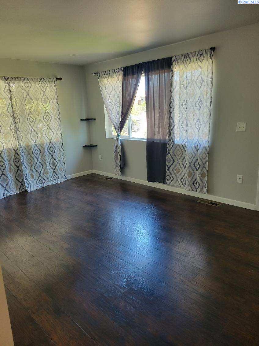 520 S Douglas Ave, Pasco, WA 99301