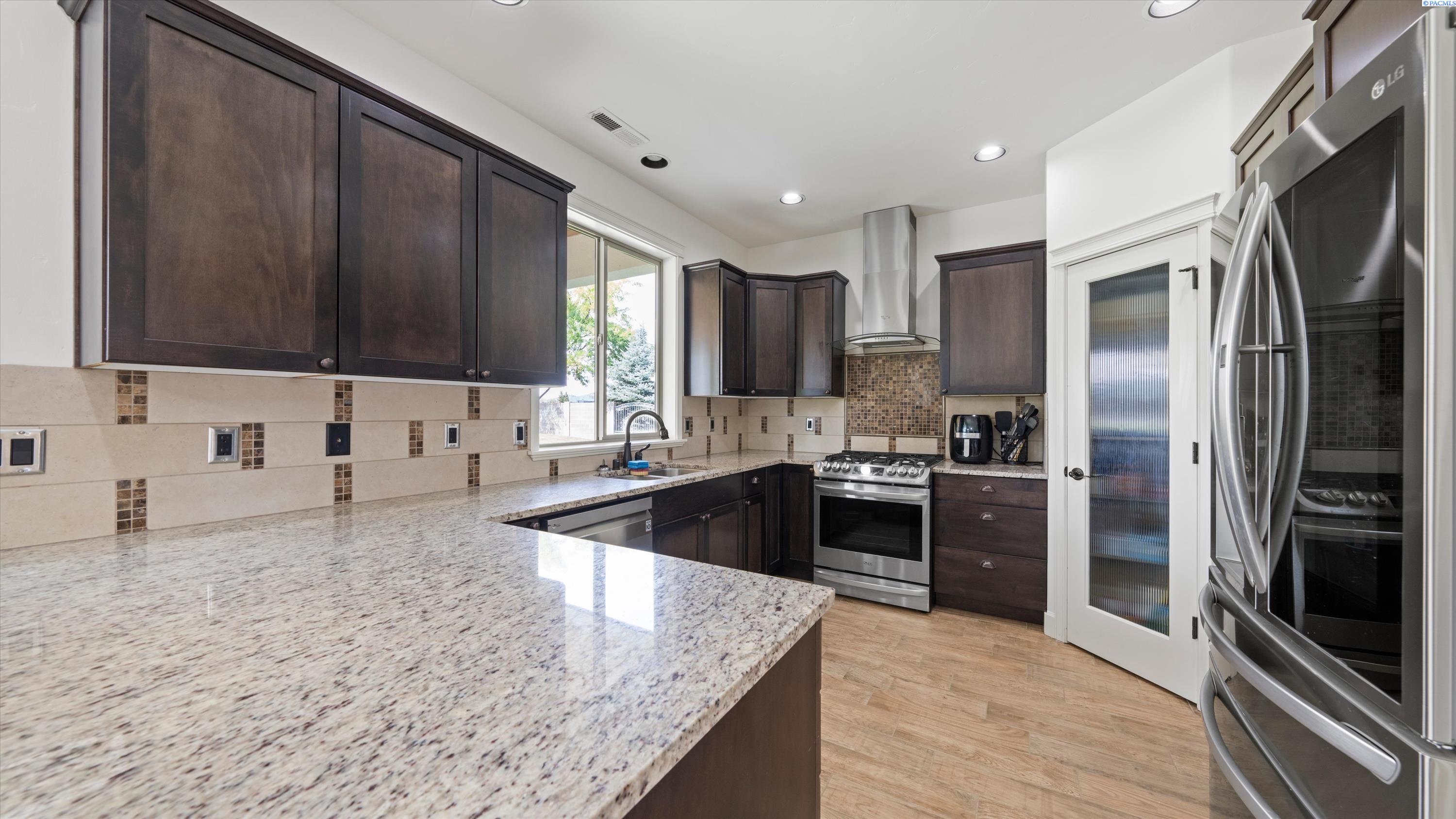 90436 E Summit View Dr, Kennewick, WA 99338