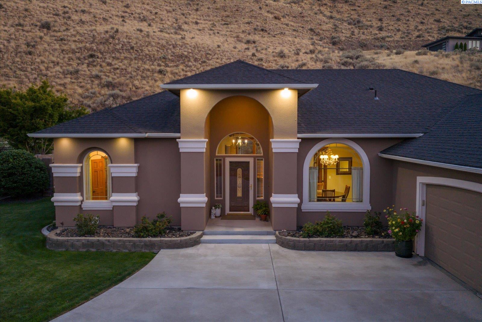1031 Meadow Hills Dr, Richland, WA 99352