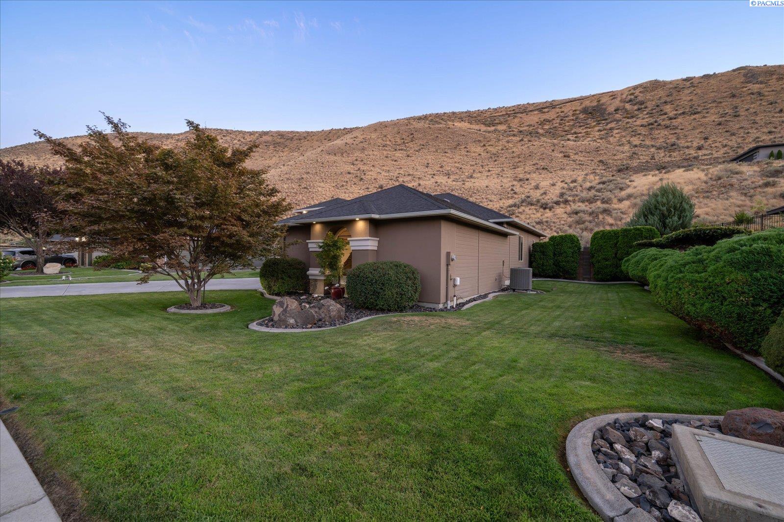 1031 Meadow Hills Dr, Richland, WA 99352