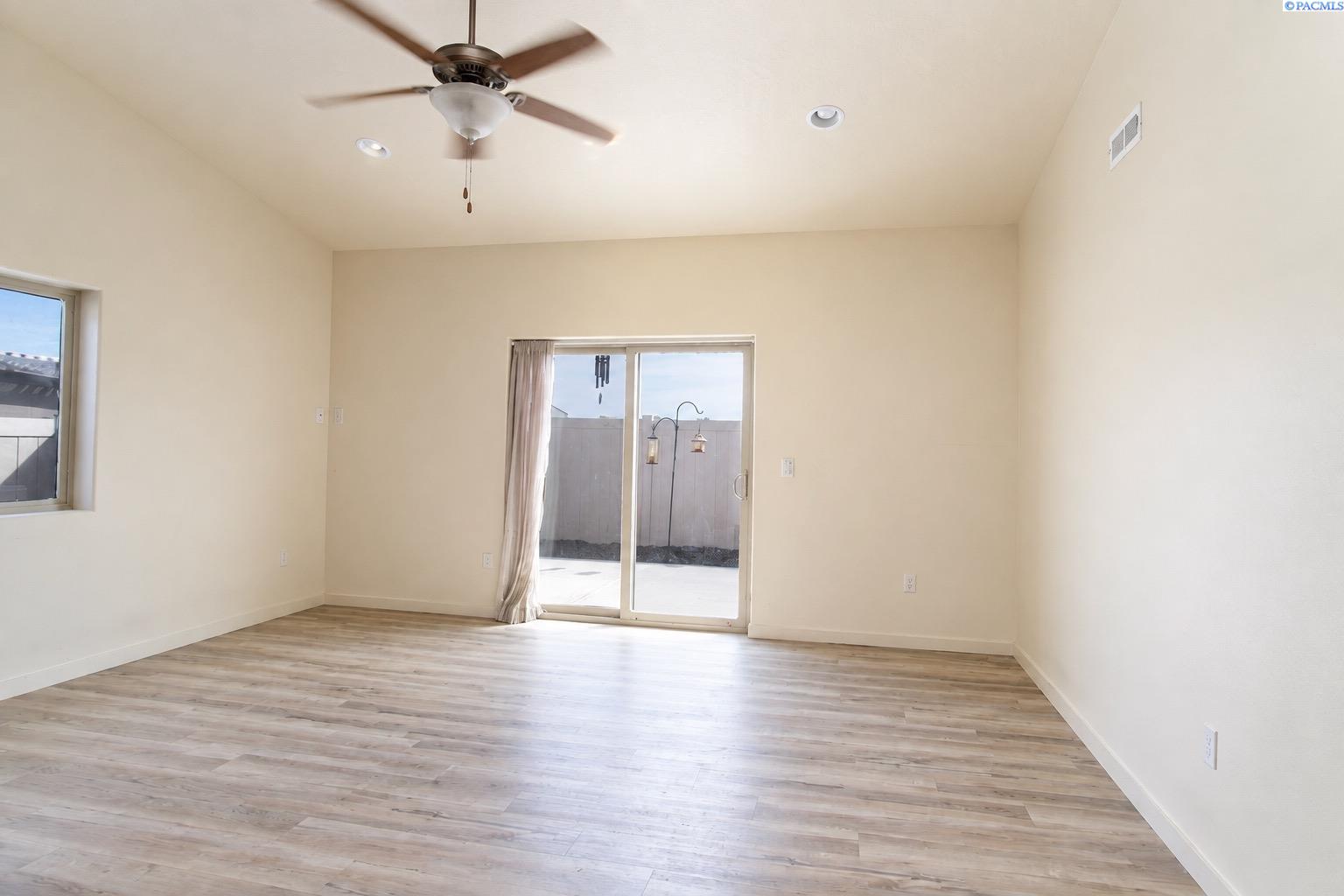 3067 S Dennis Pl, Kennewick, WA 99337-2819