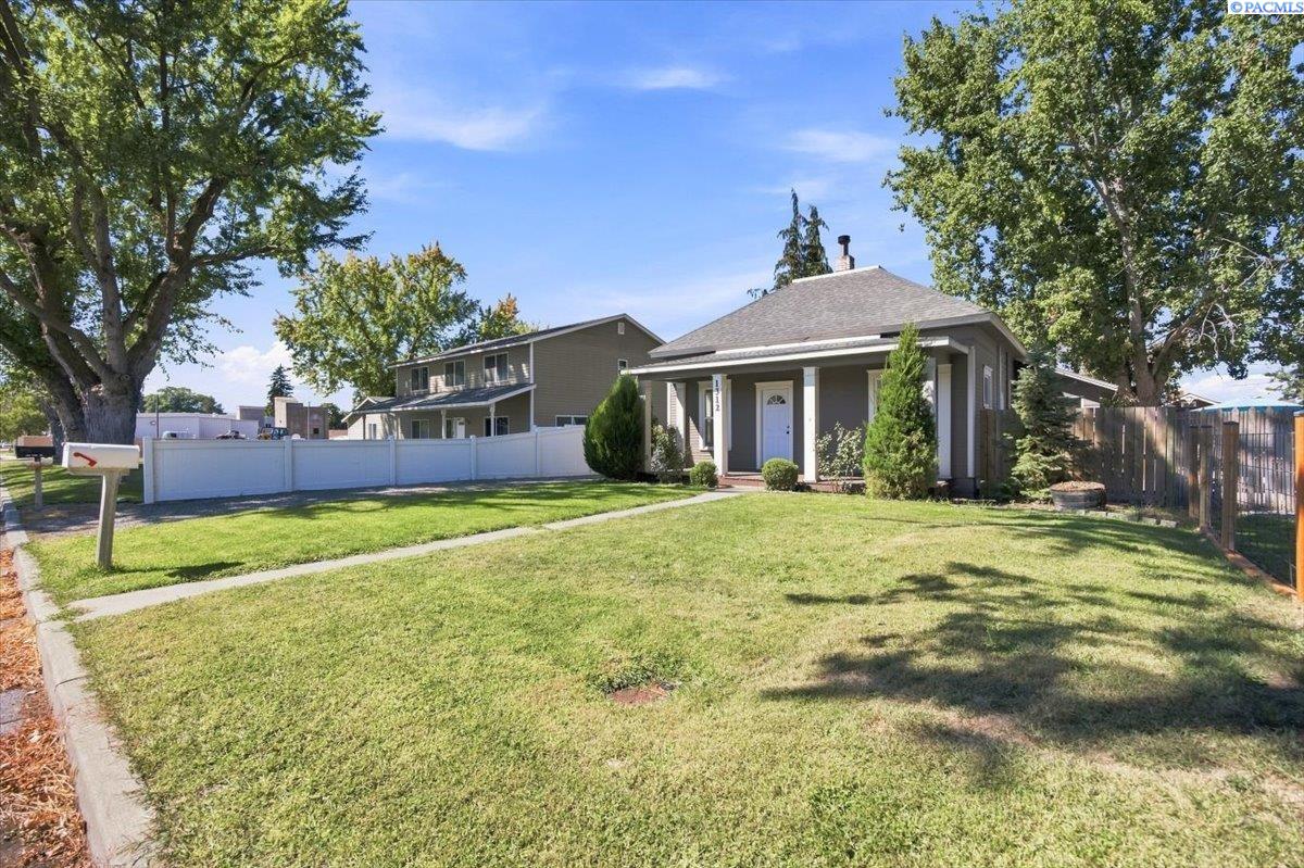 1312 Grant Ave, Prosser, WA 99350