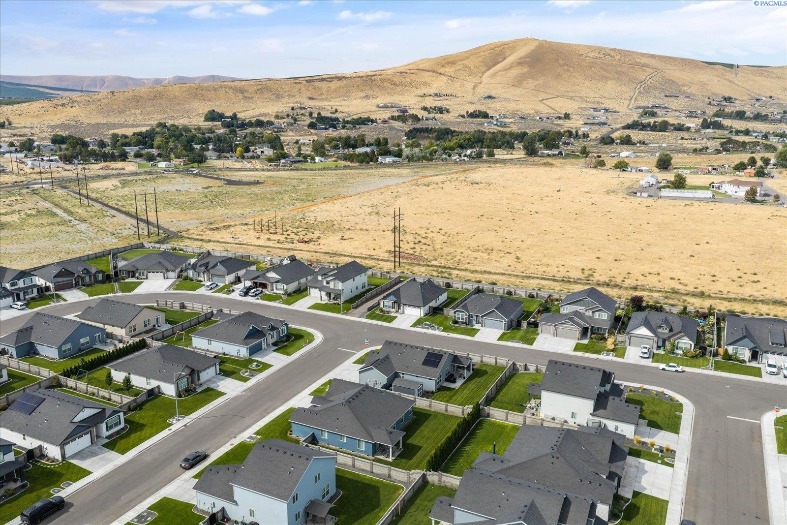 8404 Cardinal Peak St, West Richland, WA 99353