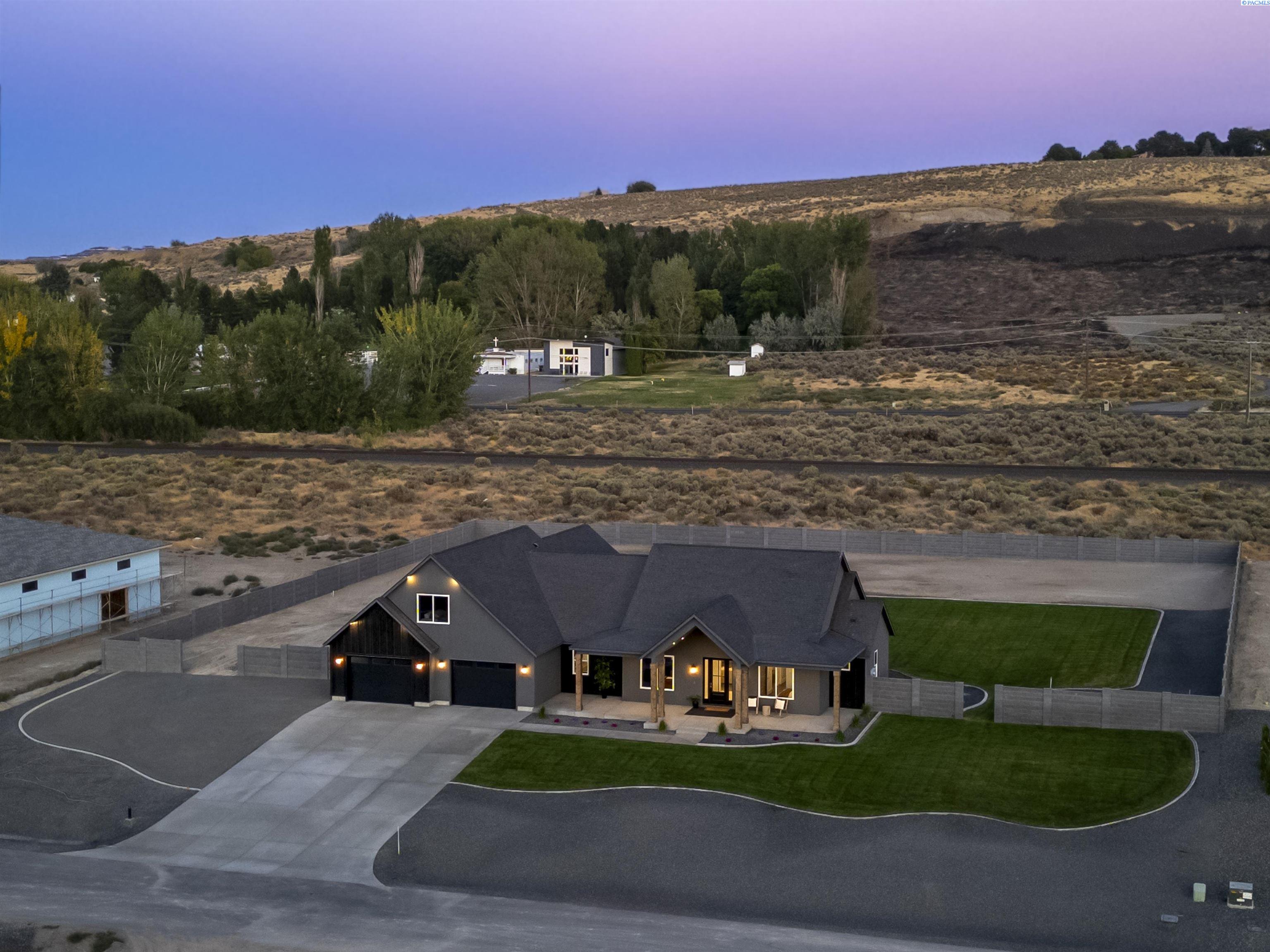 14221 S Abigail Pl, Kennewick, WA 99338