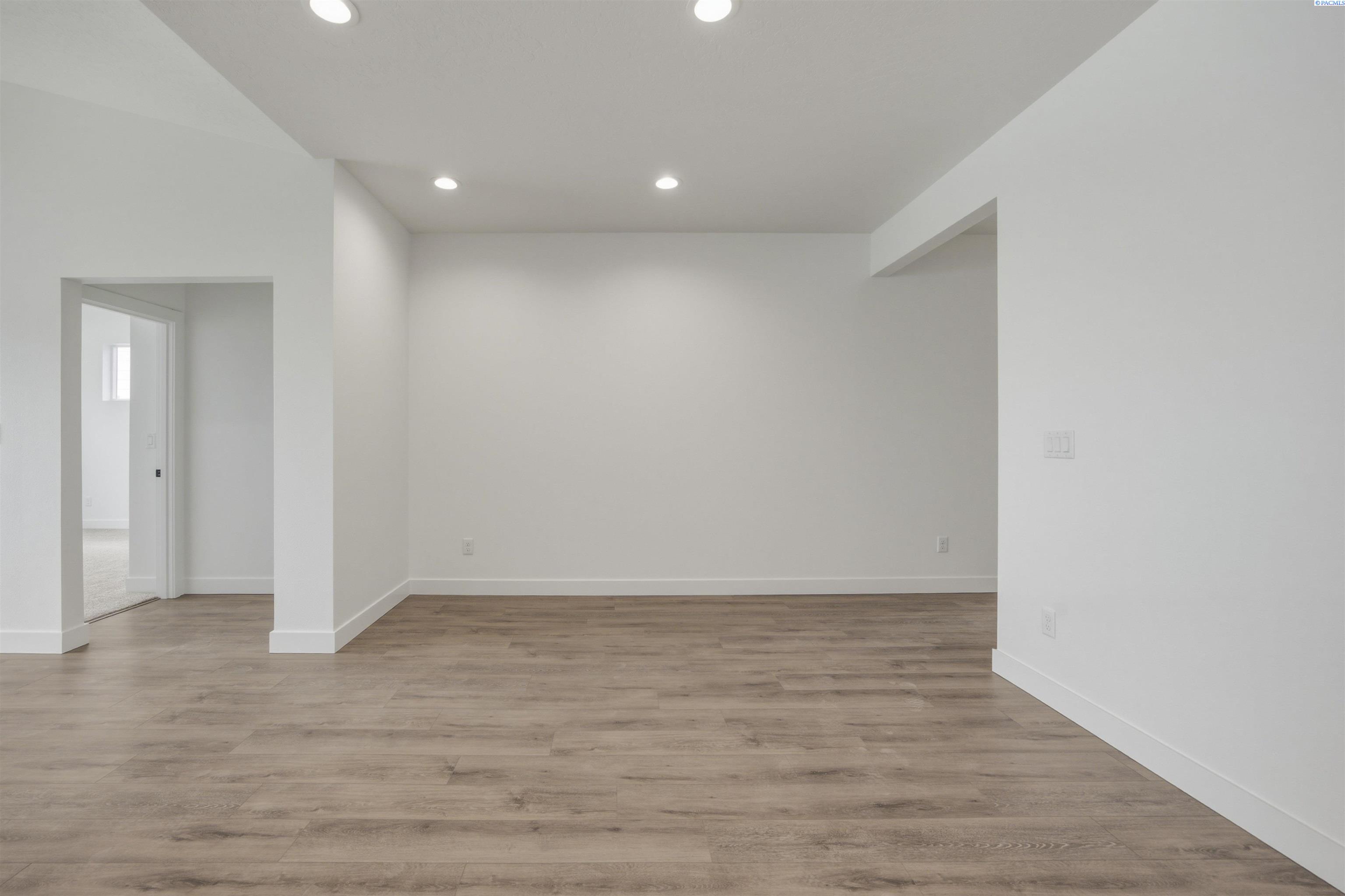 4586 Brook Ct, West Richland, WA 99353