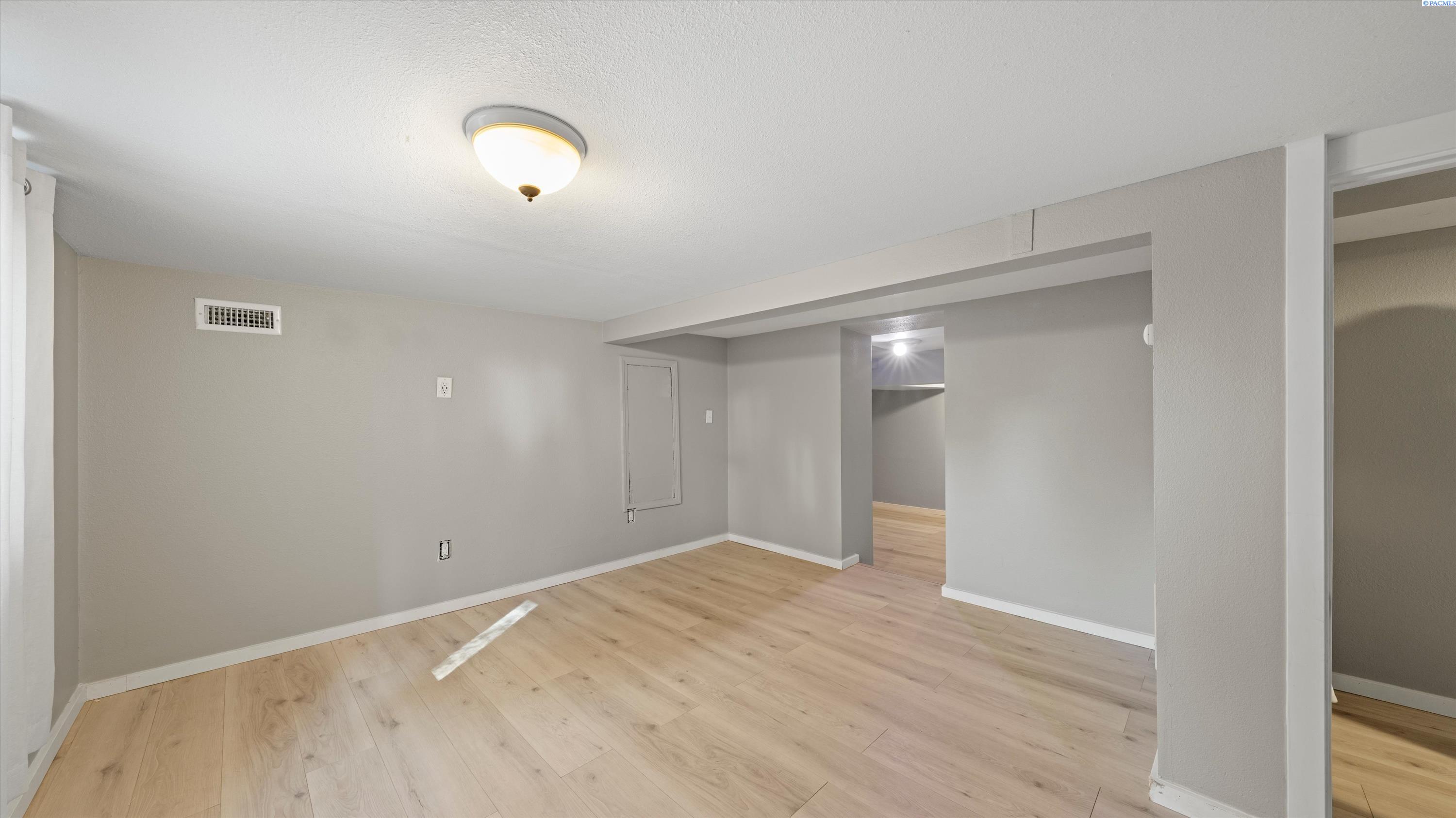 215 N 12th Ave, Pasco, WA 99301