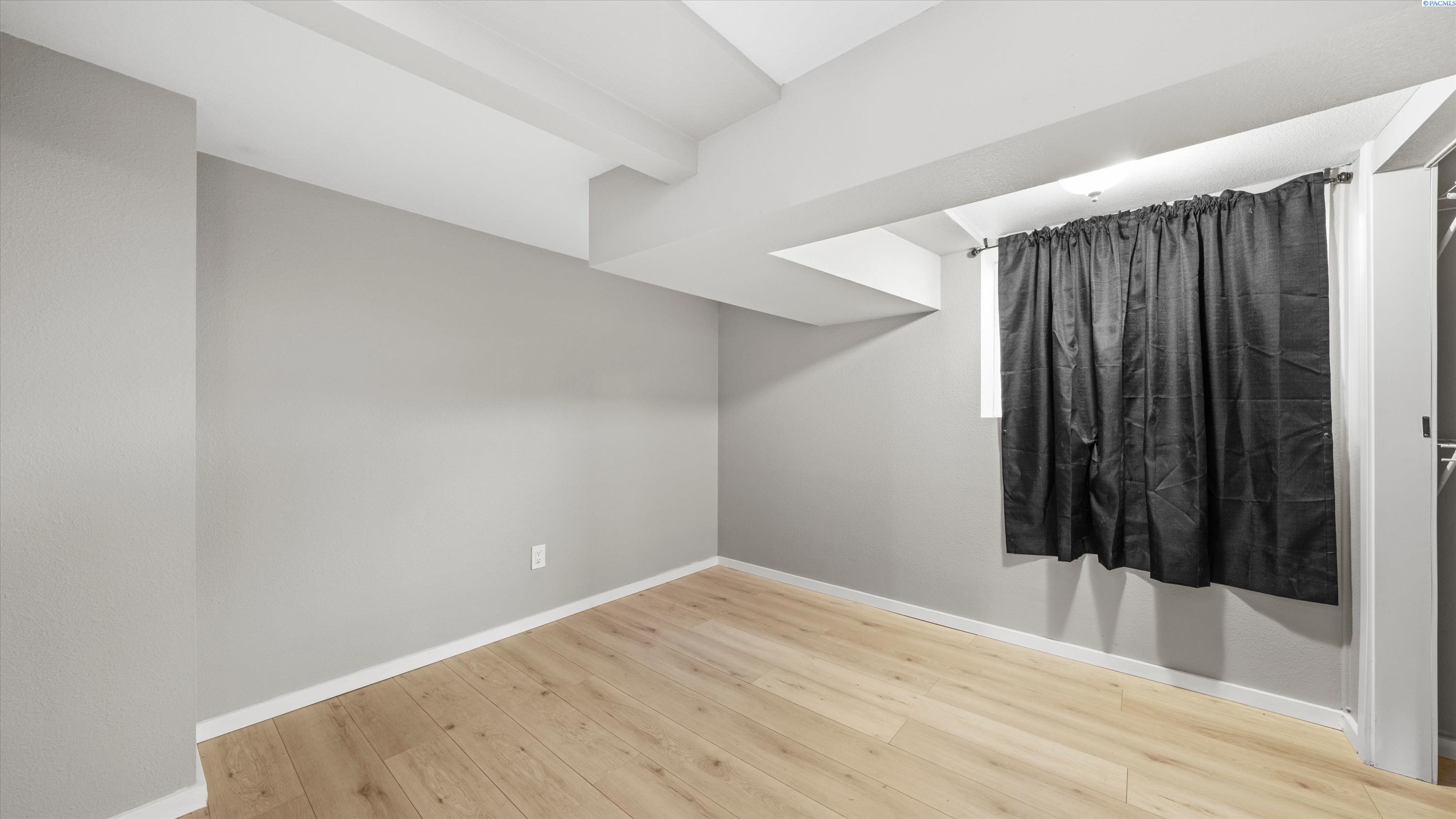 215 N 12th Ave, Pasco, WA 99301