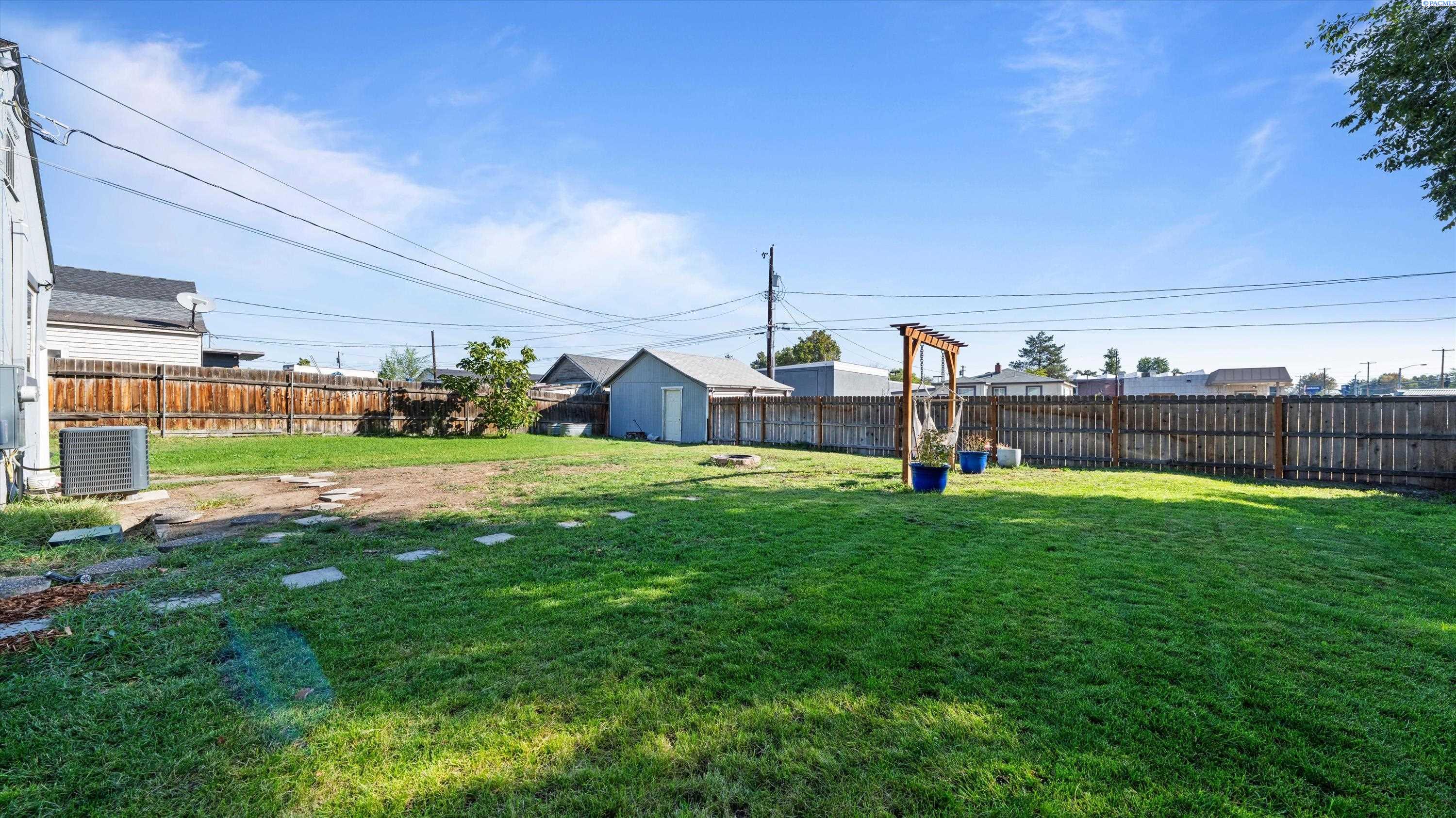 215 N 12th Ave, Pasco, WA 99301