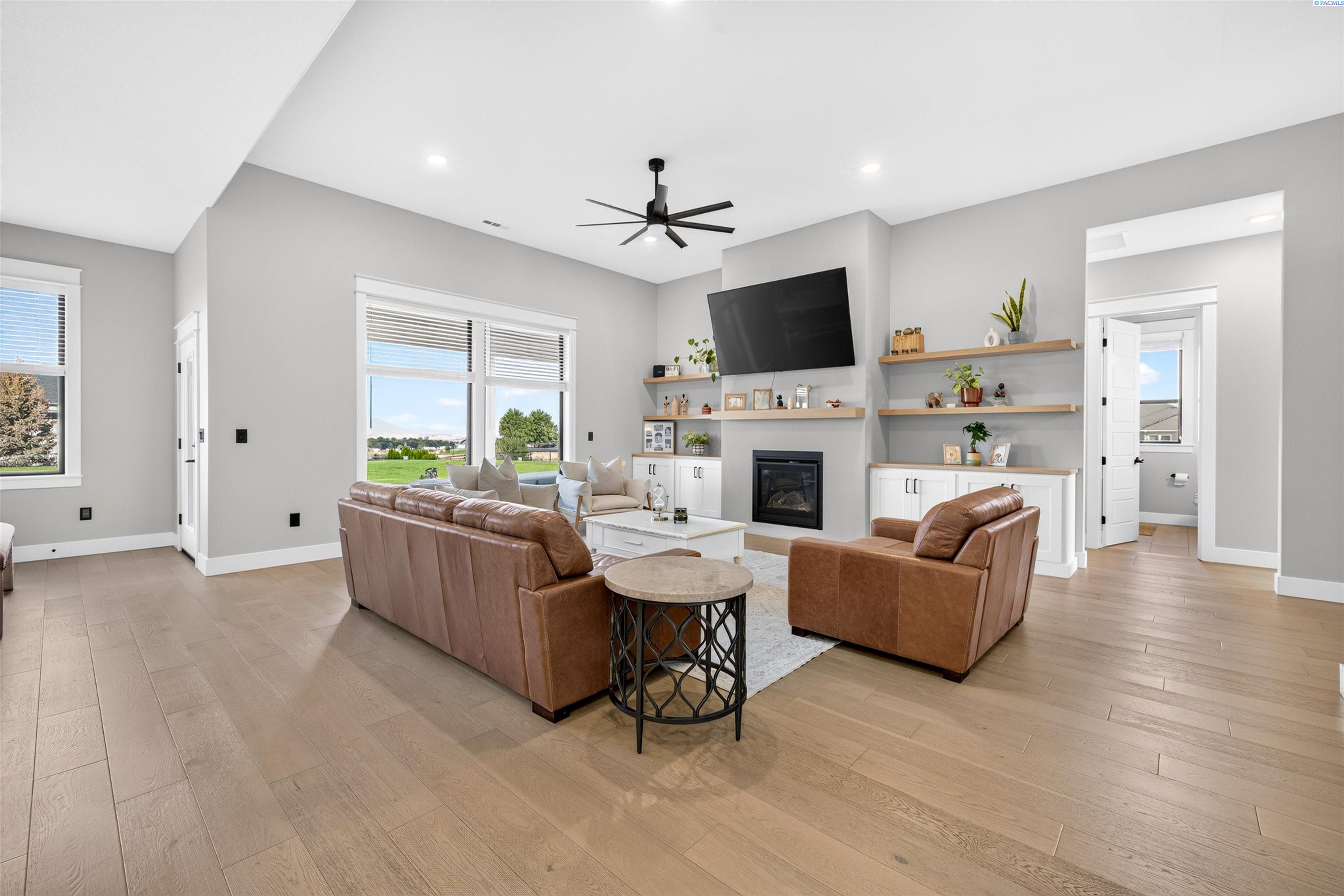 1 Bull Pen Ln, Pasco, WA 99301