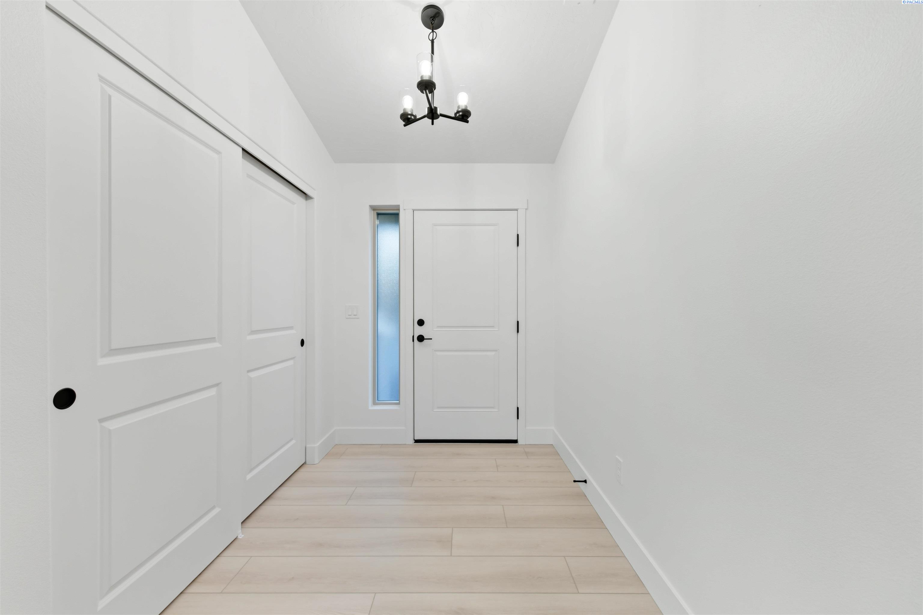 10020 Sunset Trl, Pasco, WA 99301