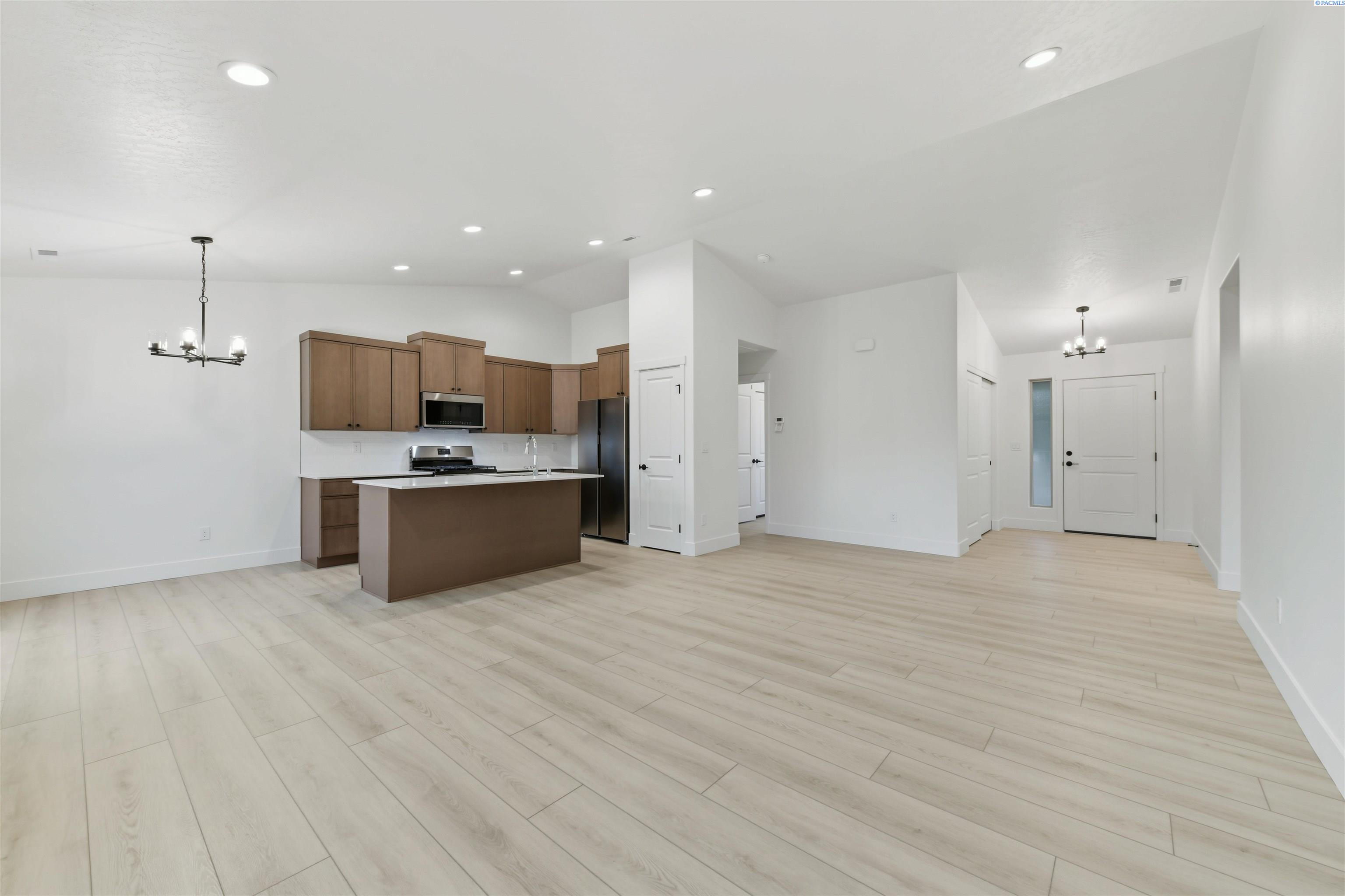 10020 Sunset Trl, Pasco, WA 99301