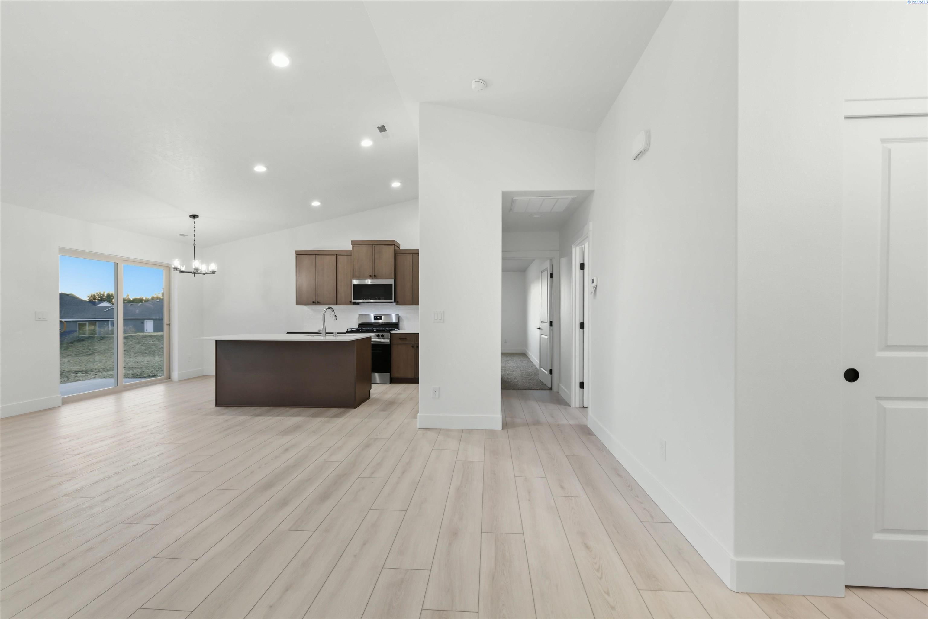 10020 Sunset Trl, Pasco, WA 99301