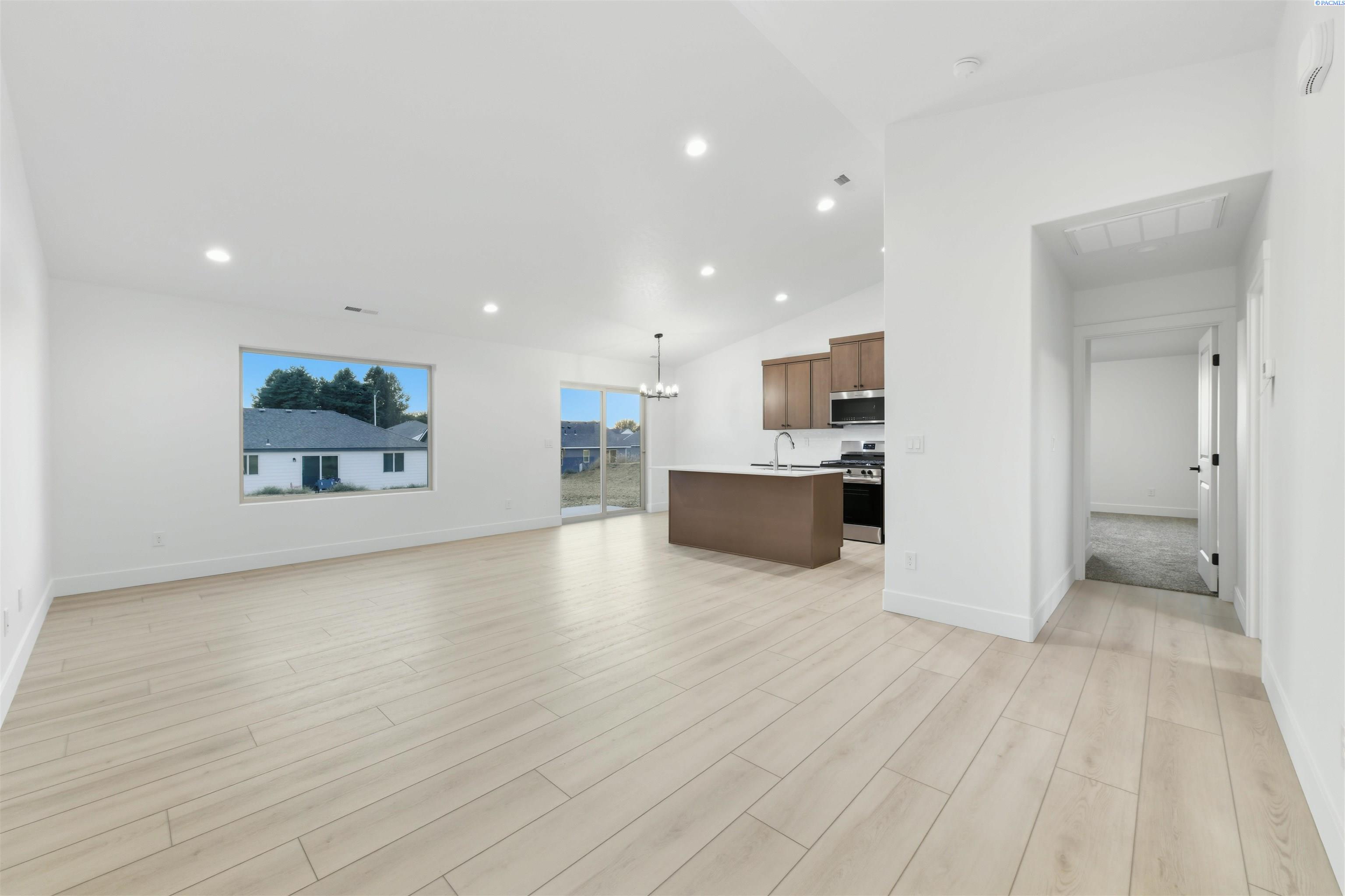 10020 Sunset Trl, Pasco, WA 99301