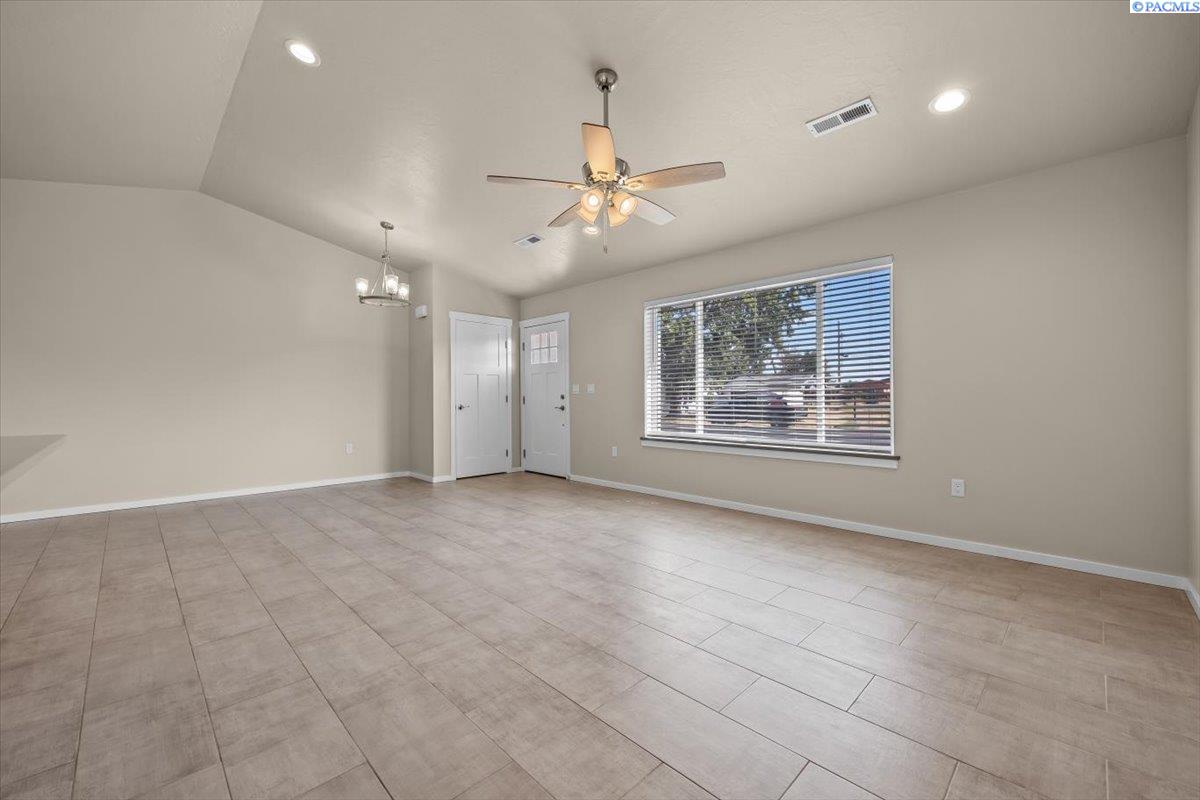 729 E 14th Ave, Kennewick, WA 99337