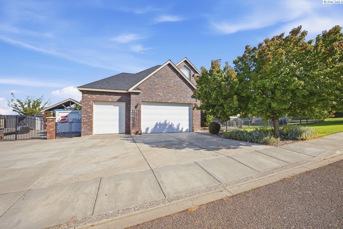 4607 Adobe Dr, Pasco, WA 99301