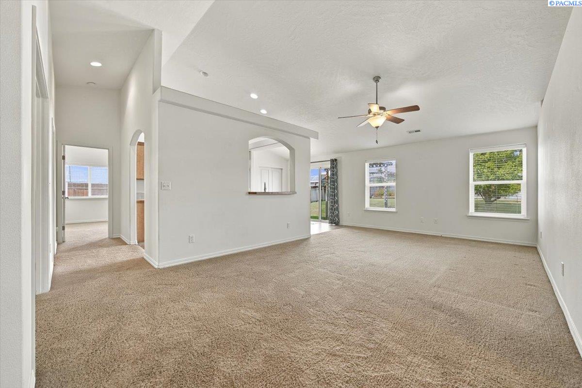 5202 Spirea Dr, West Richland, WA 99353