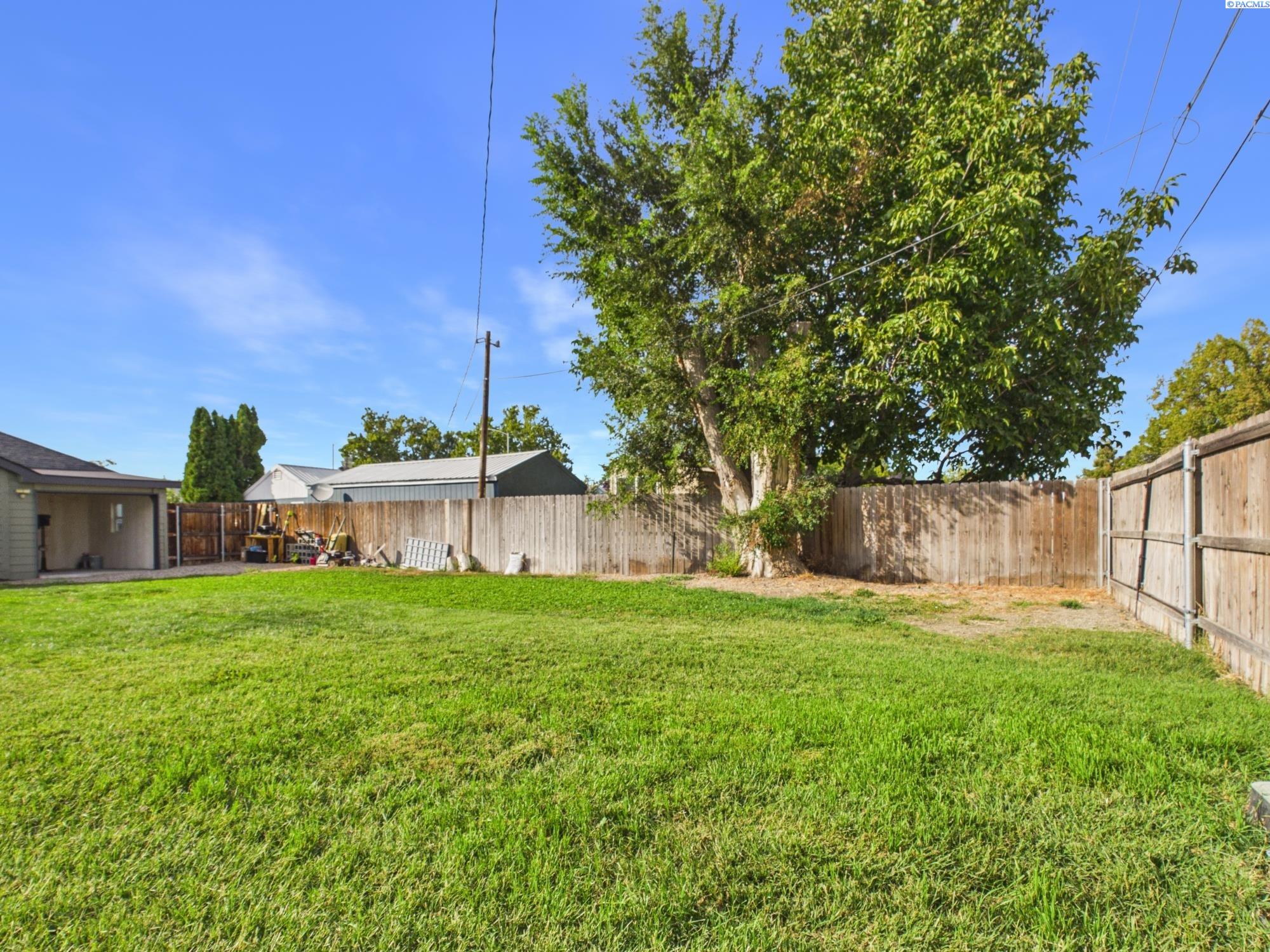 810 9th St, Benton City, WA 99320