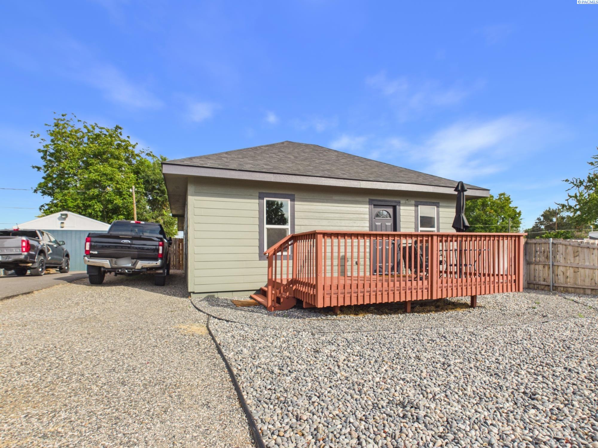 810 9th St, Benton City, WA 99320
