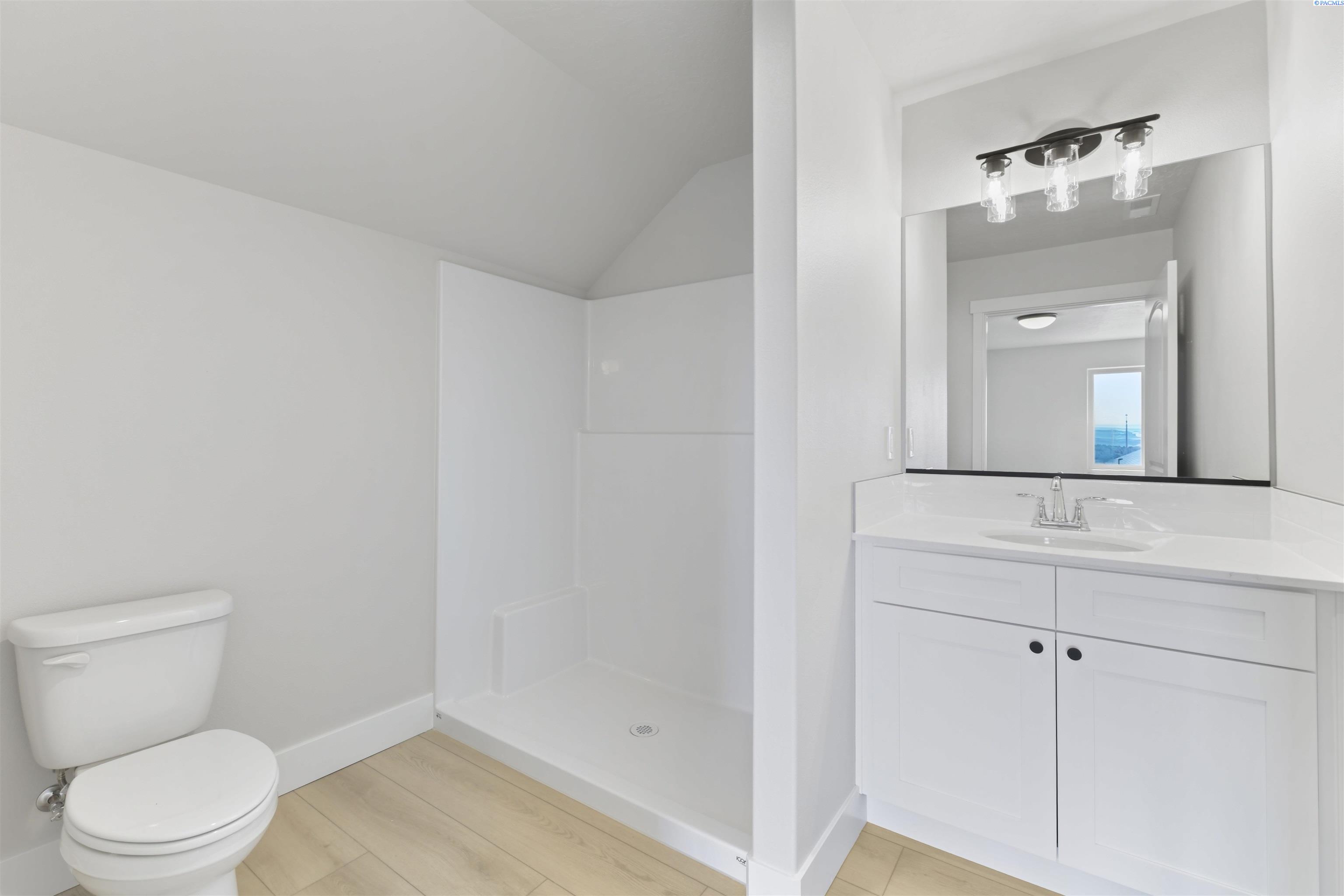 704 Honeylicious St, Richland, WA 99352