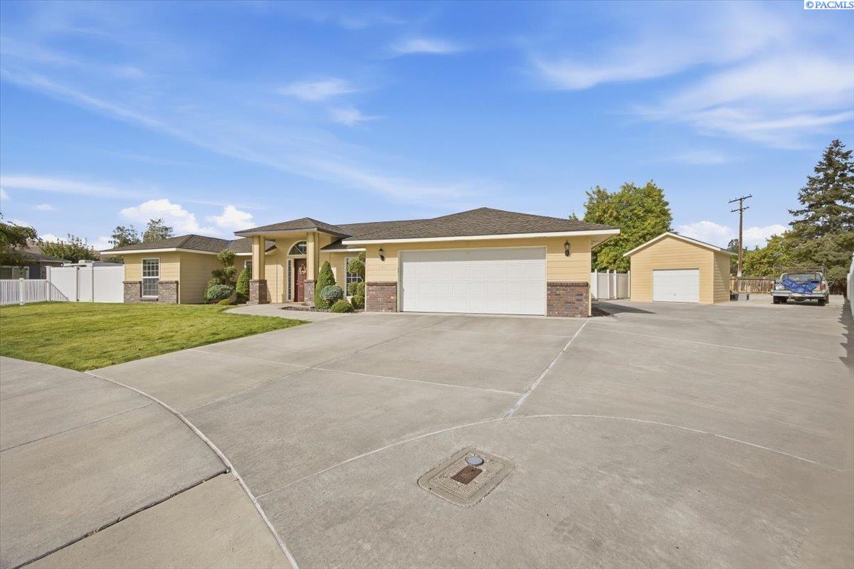 4504 Desert Cv, West Richland, WA 99353