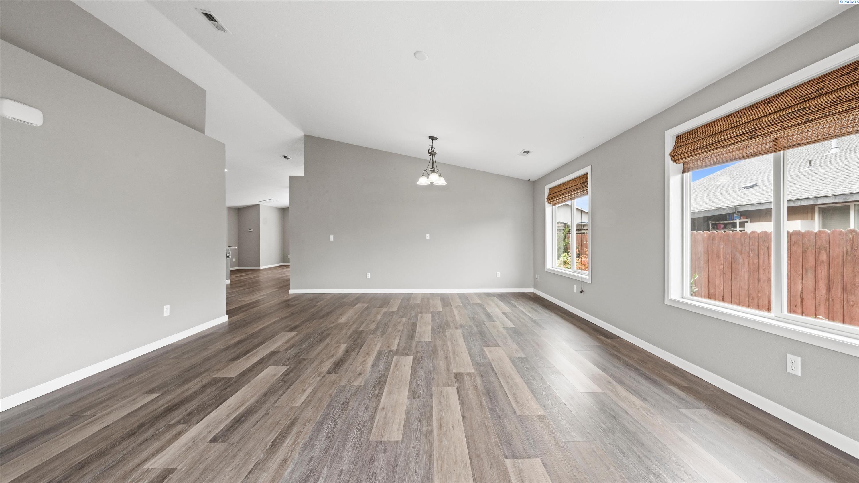 6704 Comiskey Dr, Pasco, WA 99301