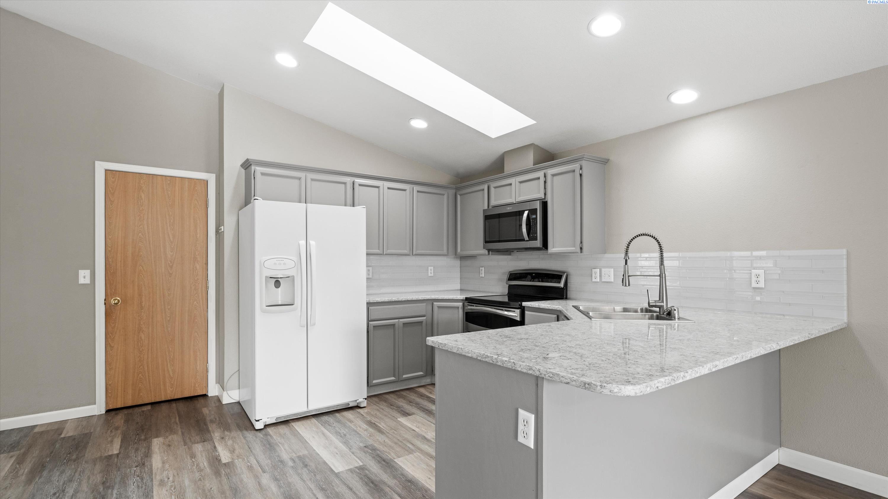 6704 Comiskey Dr, Pasco, WA 99301