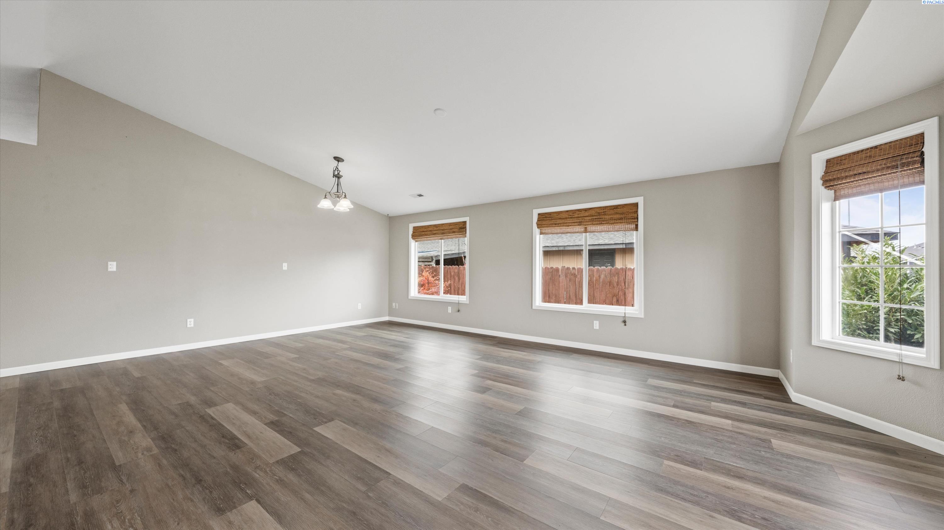 6704 Comiskey Dr, Pasco, WA 99301
