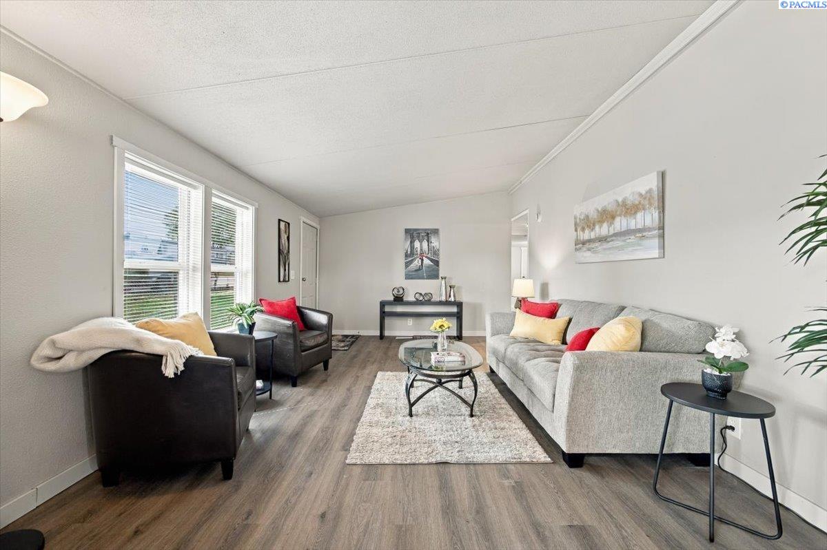 1003 N 61st Ave, West Richland, WA 99353