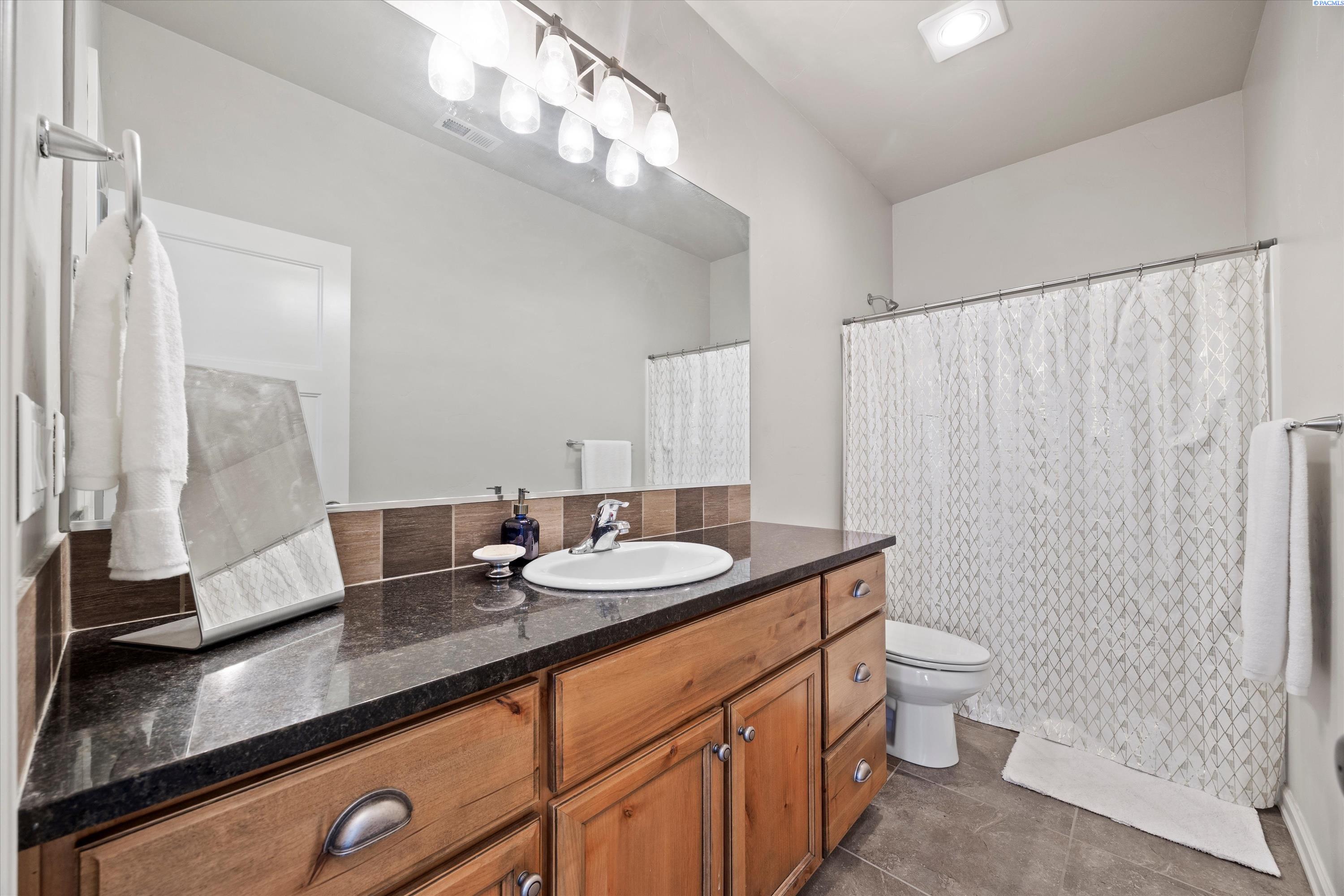 1327 N Oklahoma Pl, Kennewick, WA 99336