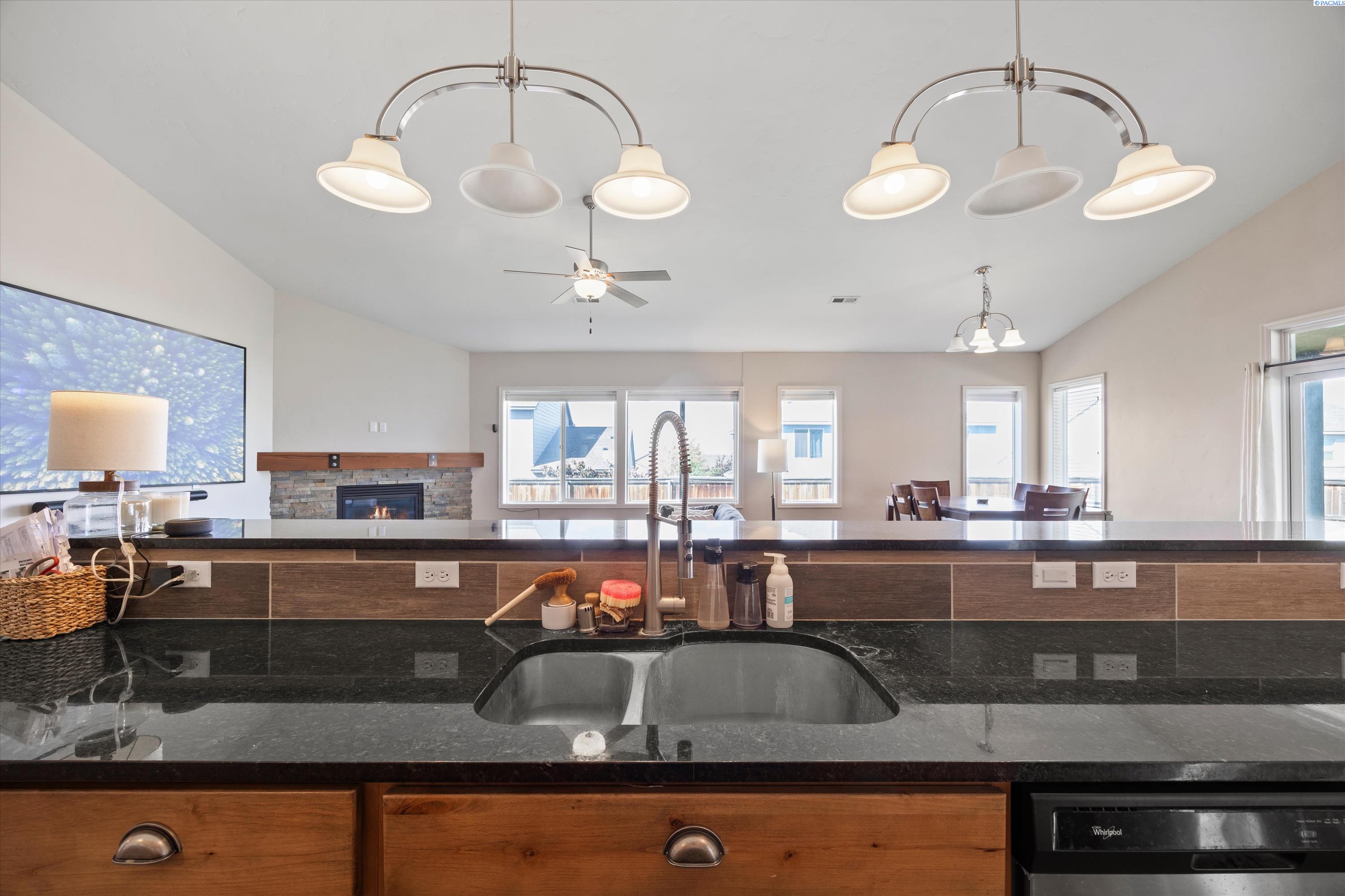 1327 N Oklahoma Pl, Kennewick, WA 99336