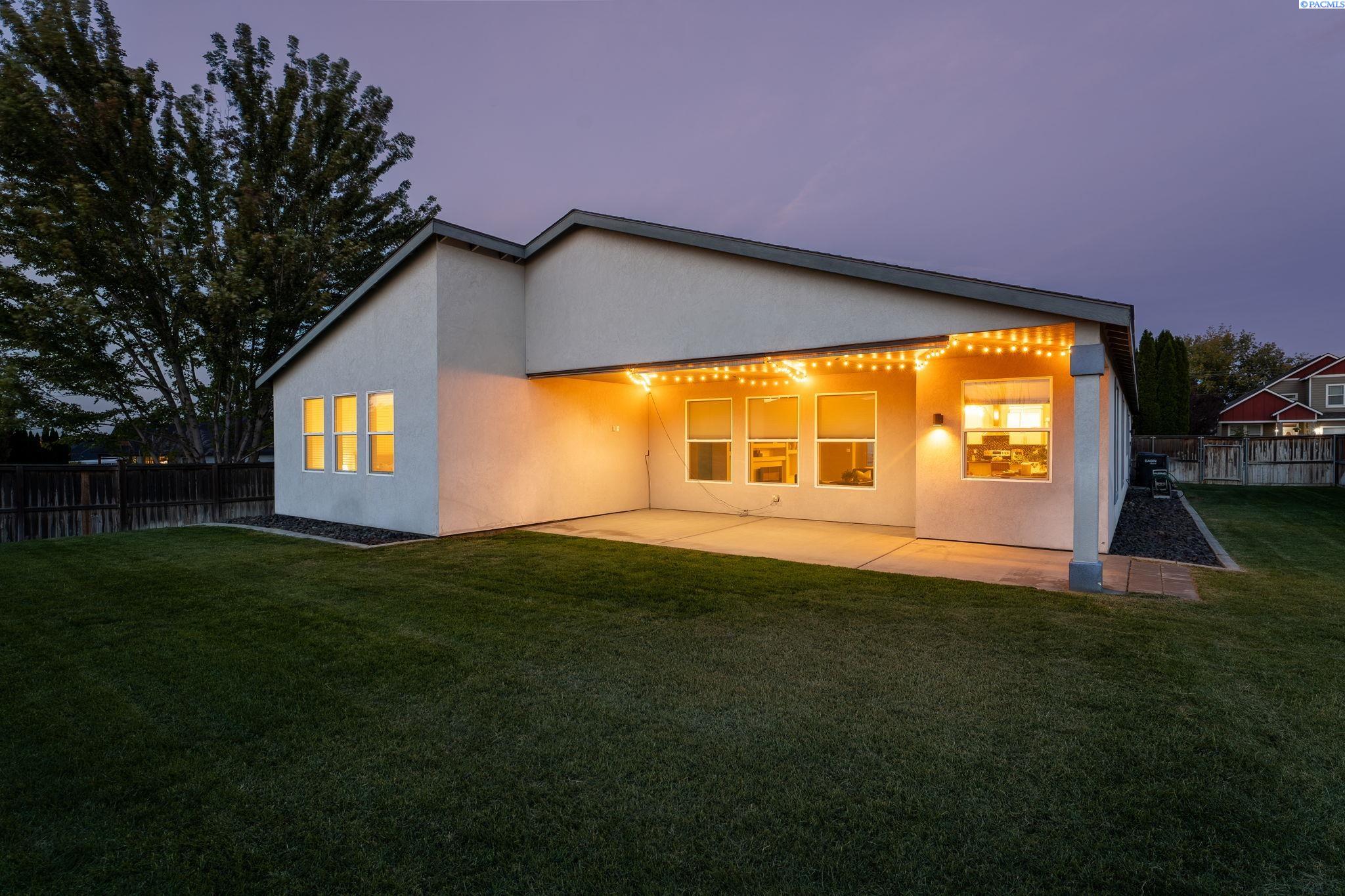 621 Pinnacle Dr, West Richland, WA 99353-8328