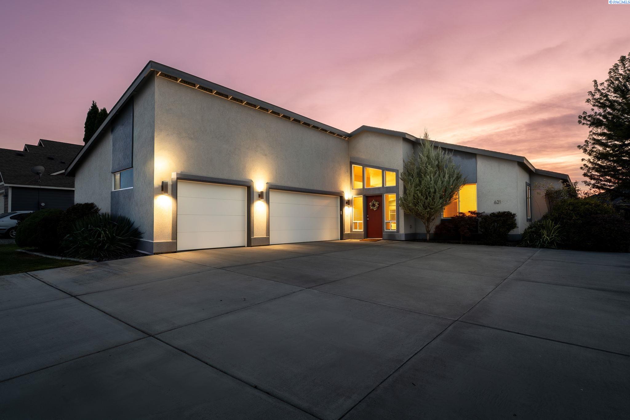 621 Pinnacle Dr, West Richland, WA 99353-8328
