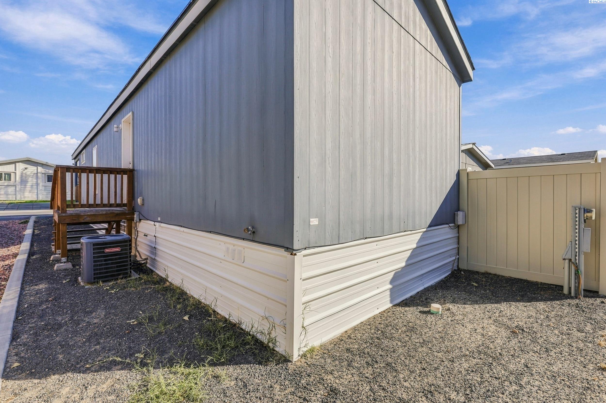6707 James St, West Richland, WA 99353