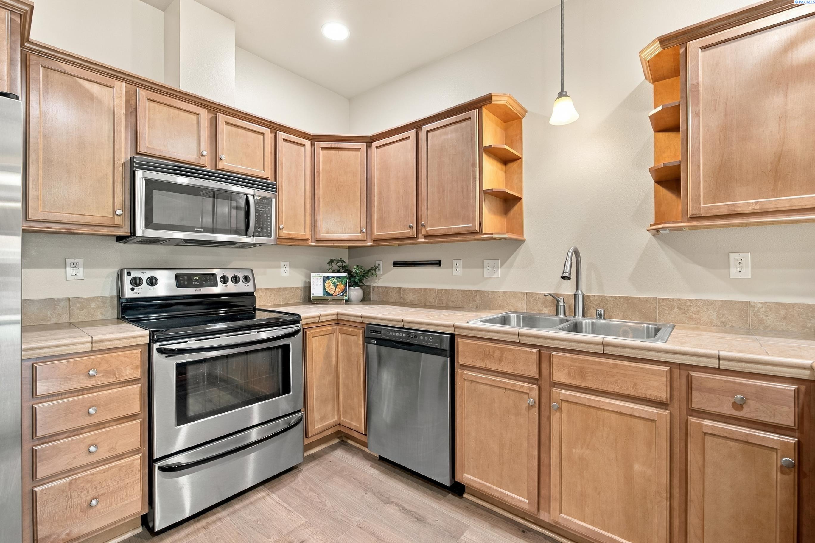 9722 Vincenzo Dr, Pasco, WA 99301