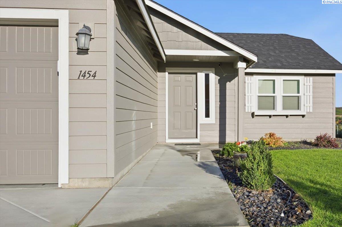 1454 9th St, Benton City, WA 99320