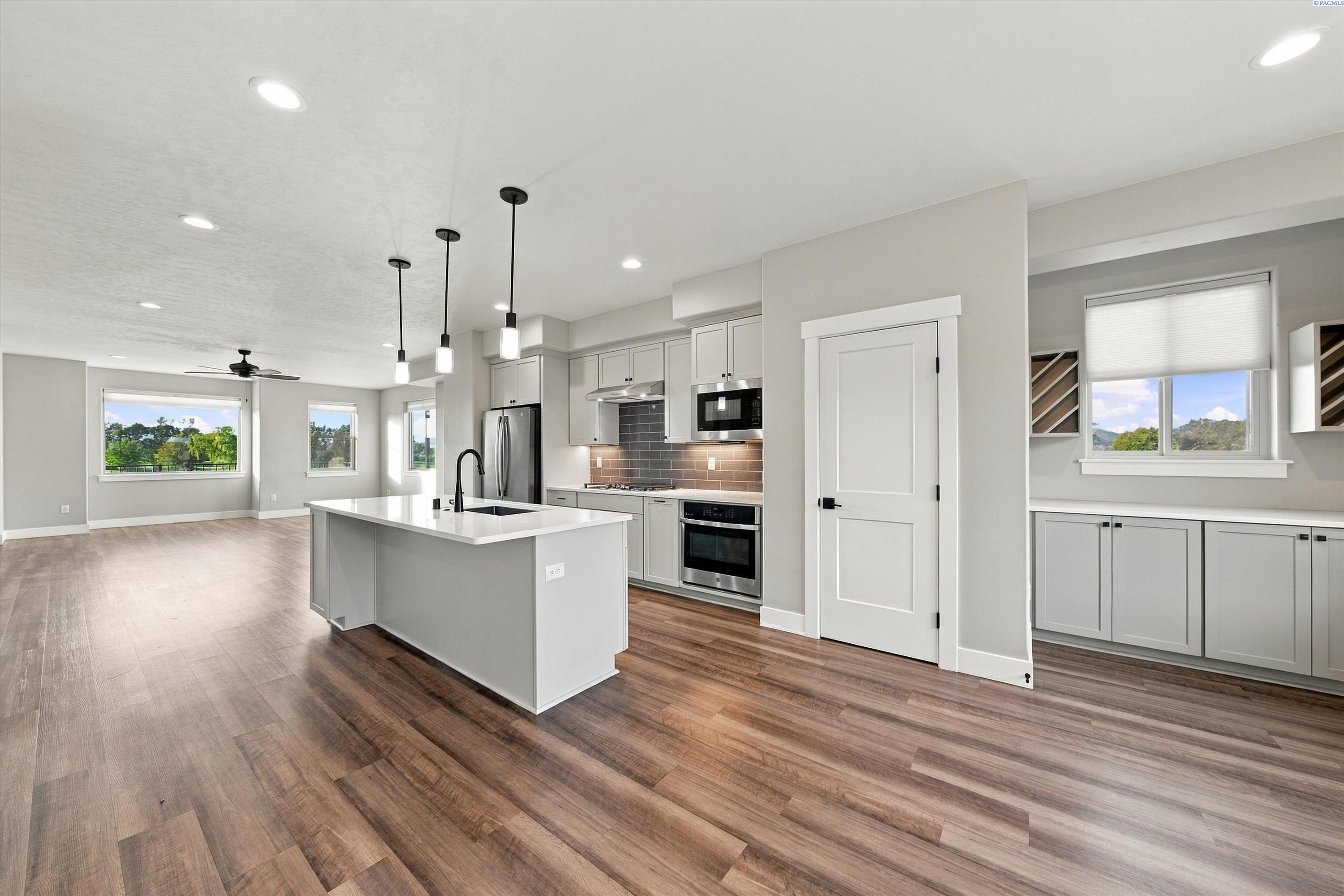 355 Columbia Point Dr, Richland, WA 99352