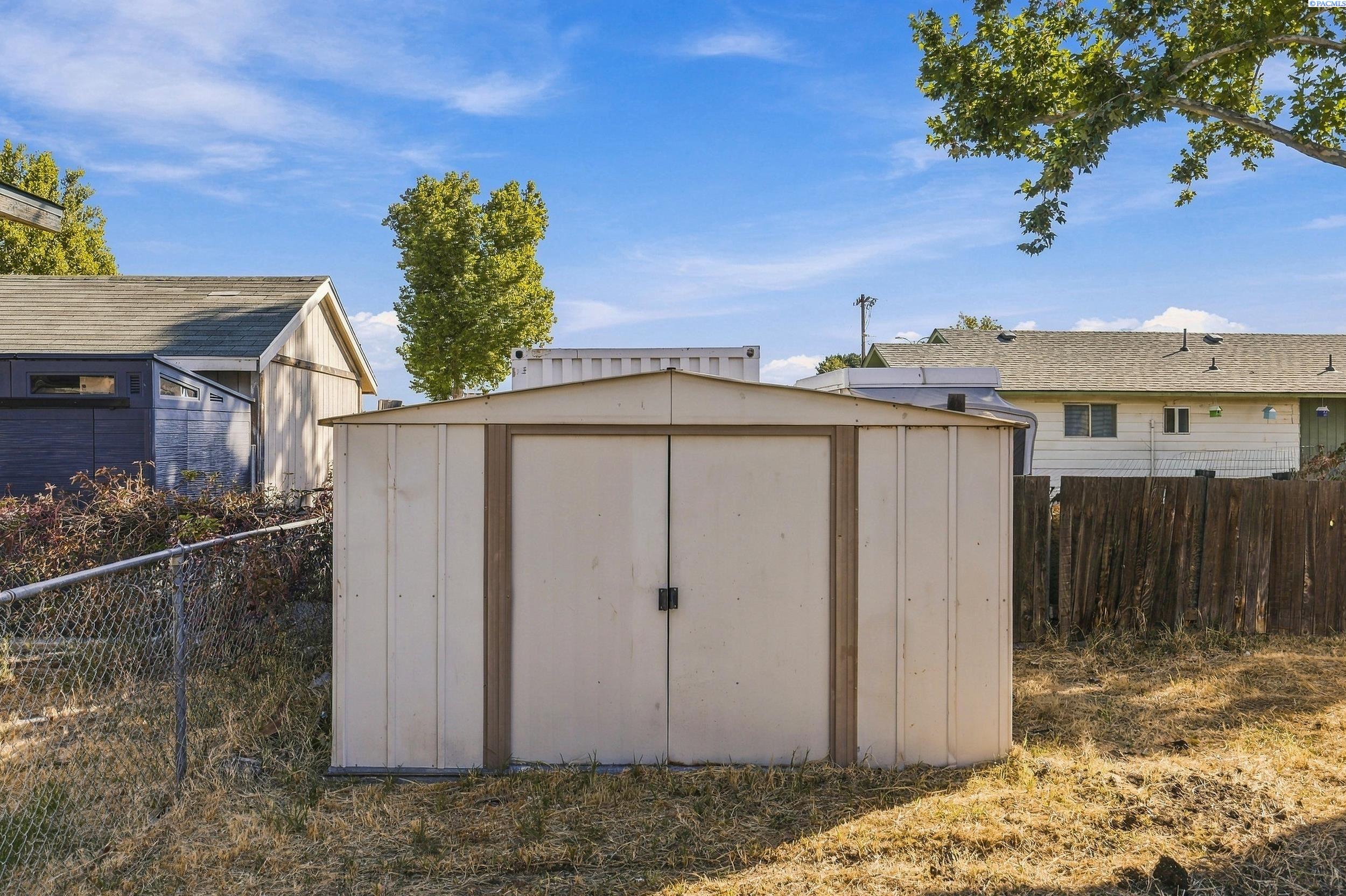 203 S Edison St, Kennewick, WA 99336