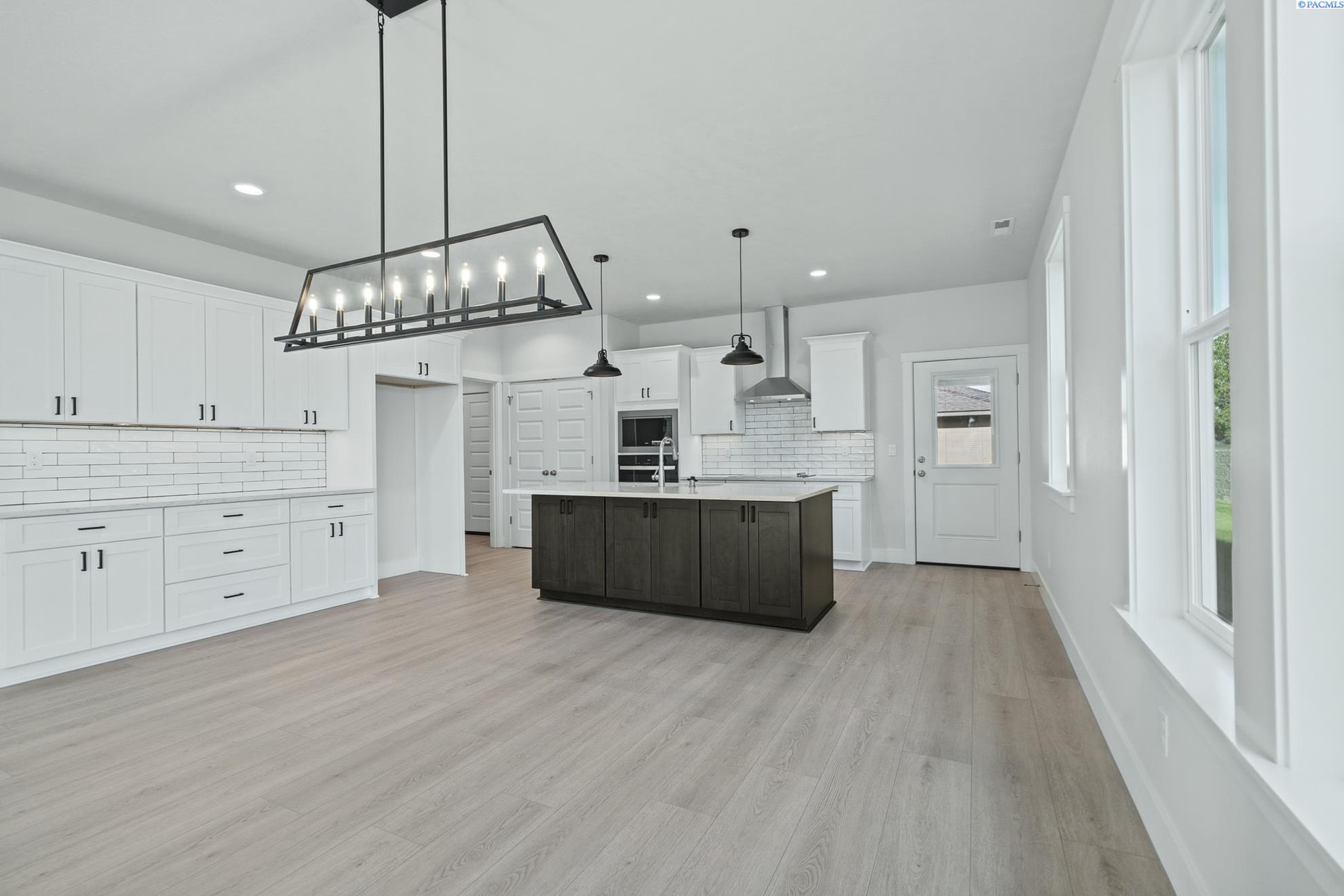 1056 N Grant Pl, Kennewick, WA 99336