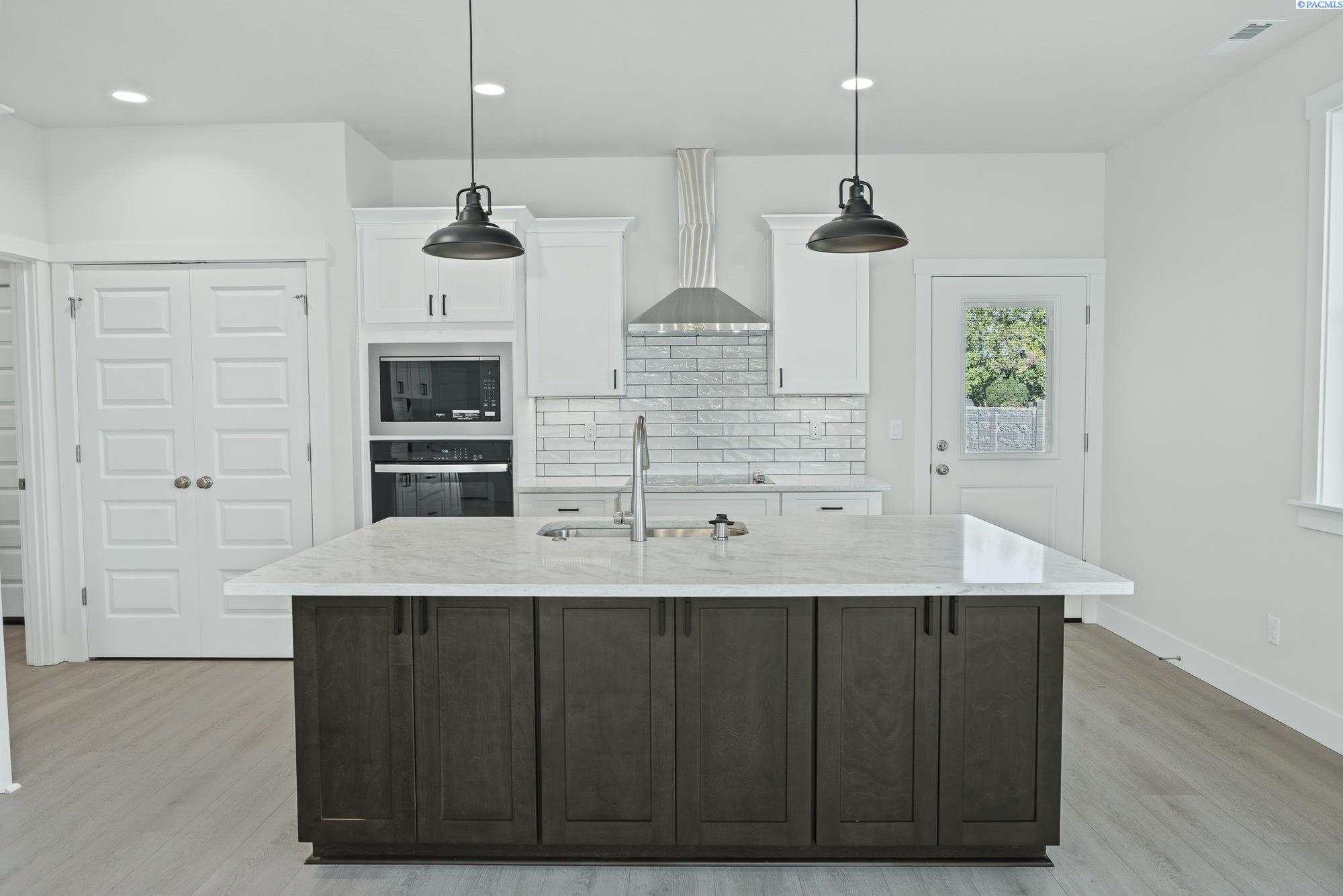 1056 N Grant Pl, Kennewick, WA 99336