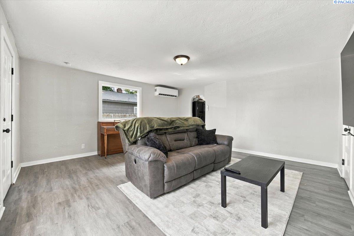 1216 S 3rd Ave, Pasco, WA 99301-5706
