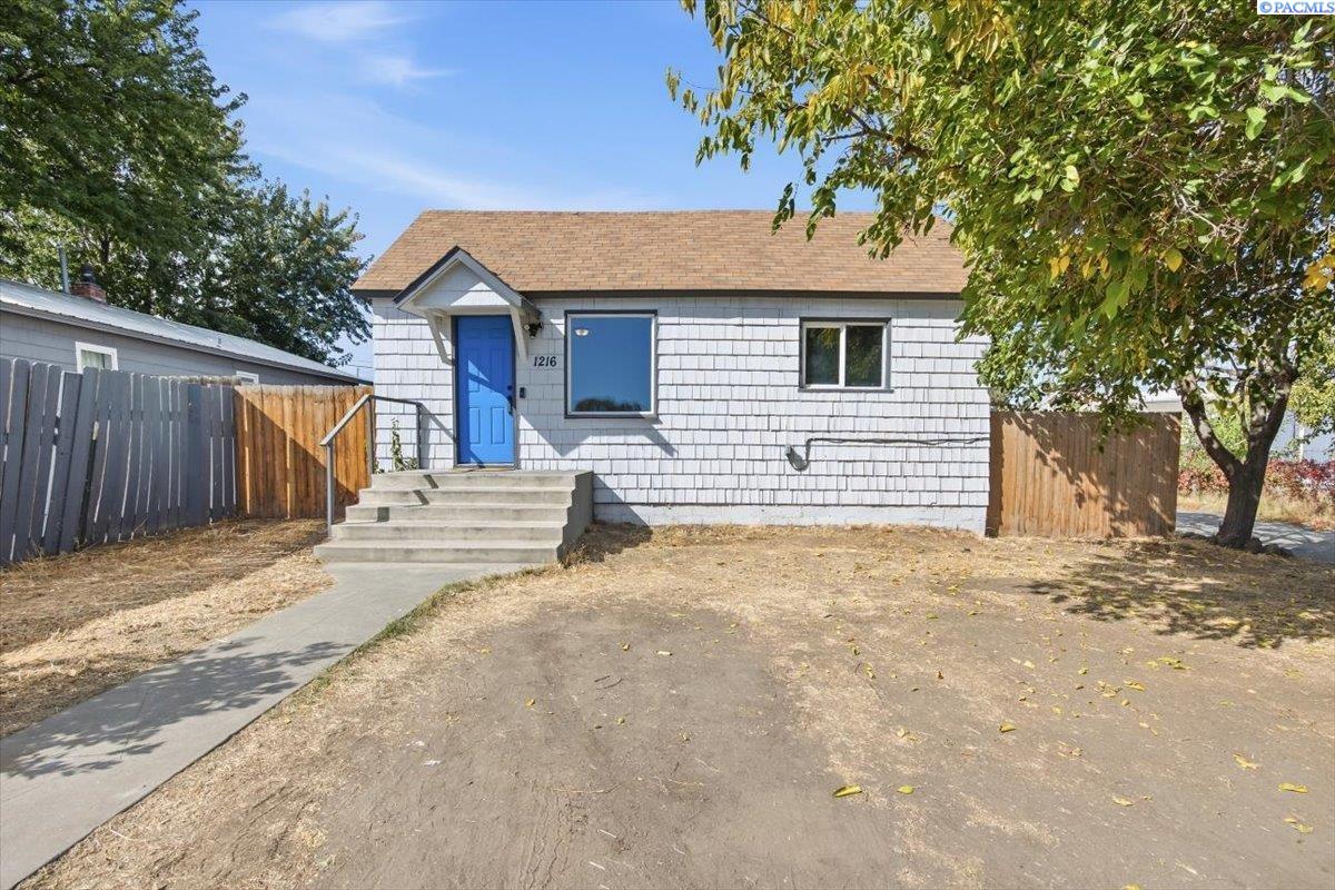 1216 S 3rd Ave, Pasco, WA 99301-5706