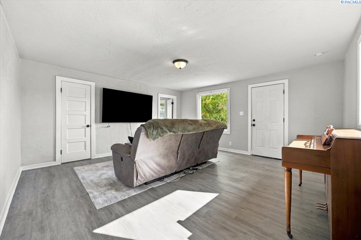 1216 S 3rd Ave, Pasco, WA 99301-5706