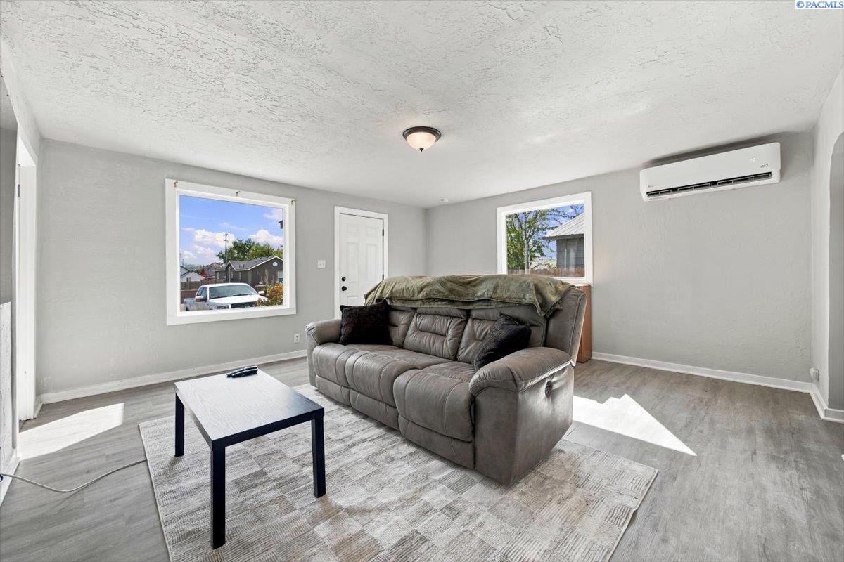 1216 S 3rd Ave, Pasco, WA 99301-5706