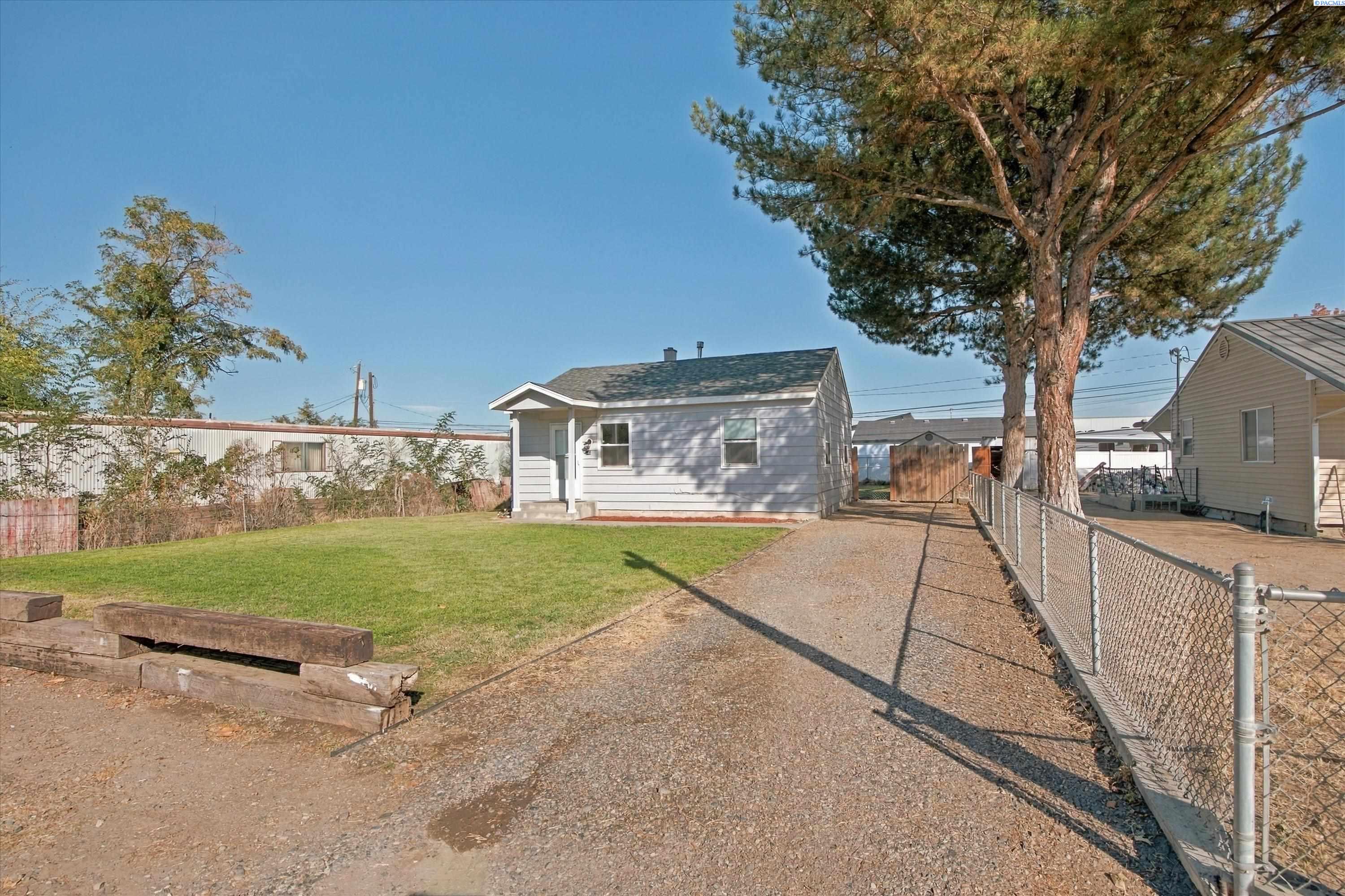 146 Walnut St, Burbank, WA 99323