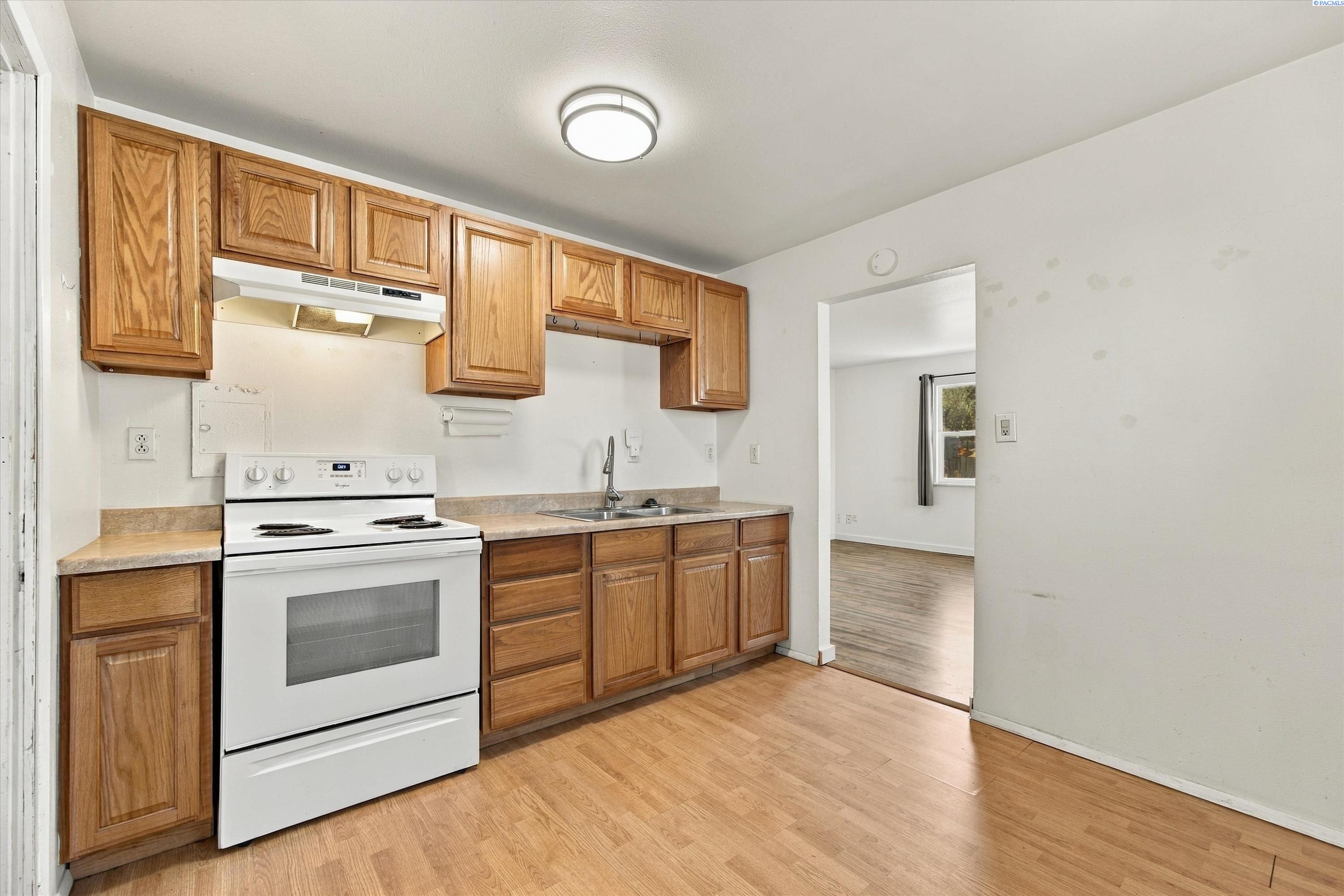 146 Walnut St, Burbank, WA 99323