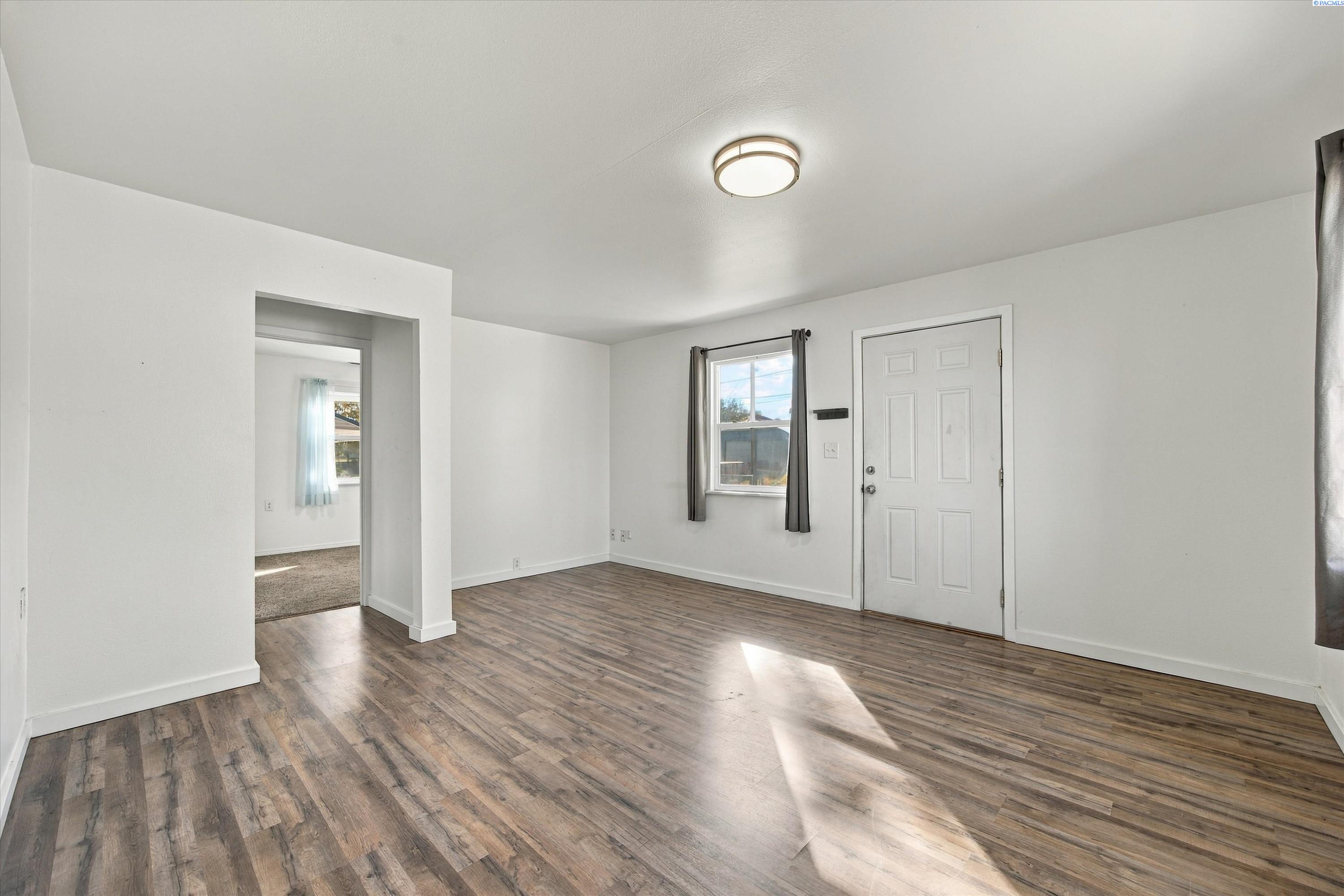 146 Walnut St, Burbank, WA 99323