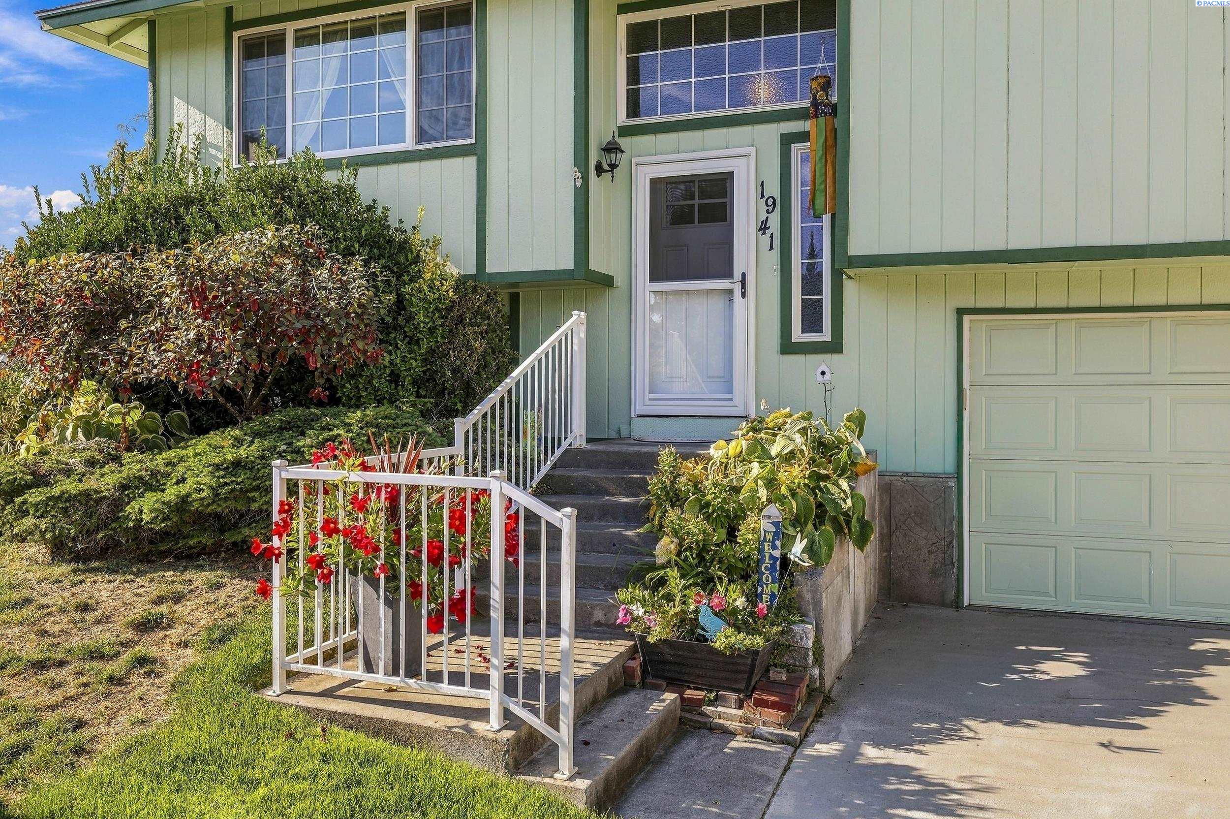 1941 Quail Ct, West Richland, WA 99353