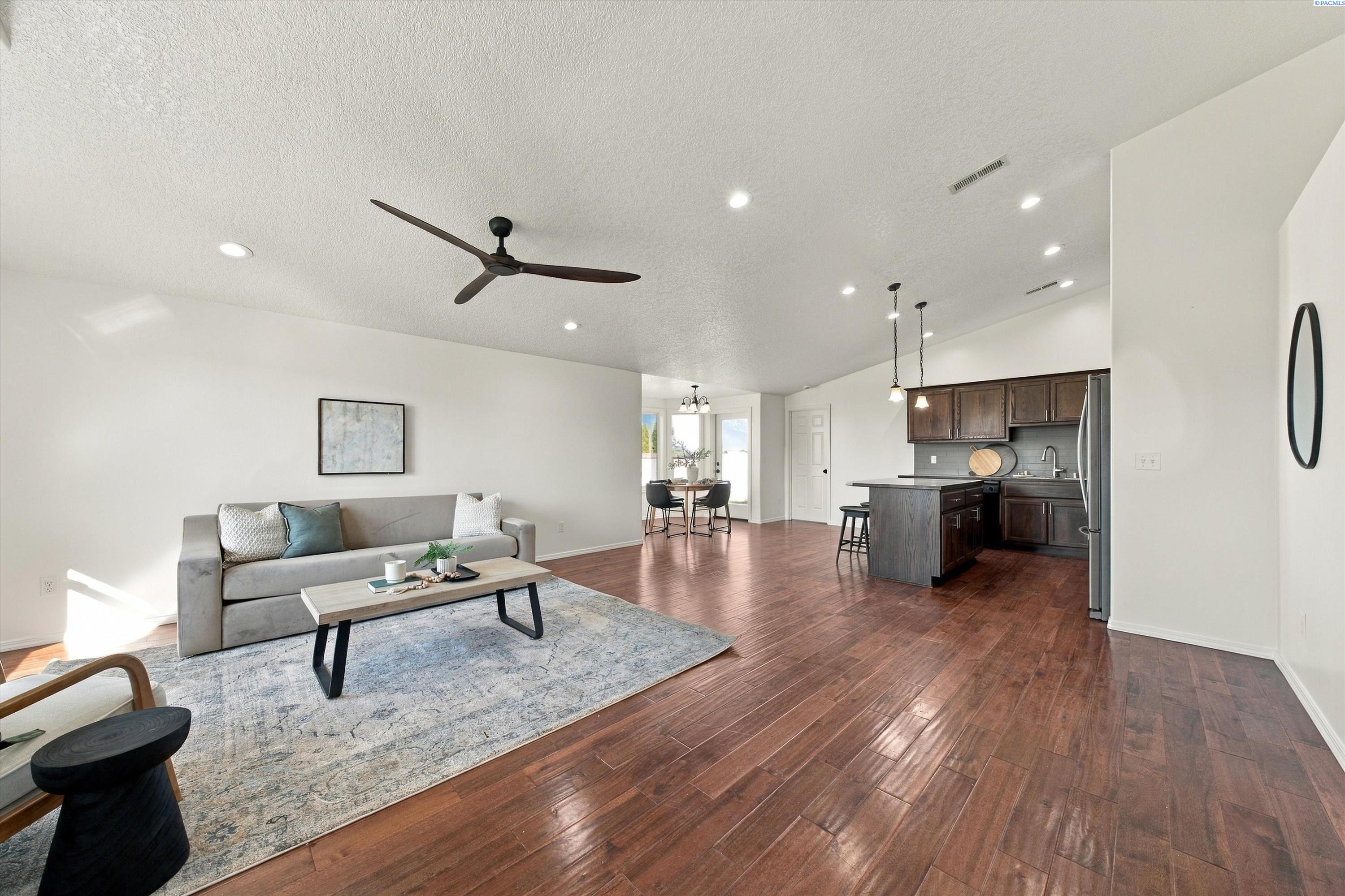 6209 Panther Ln, Pasco, WA 99301