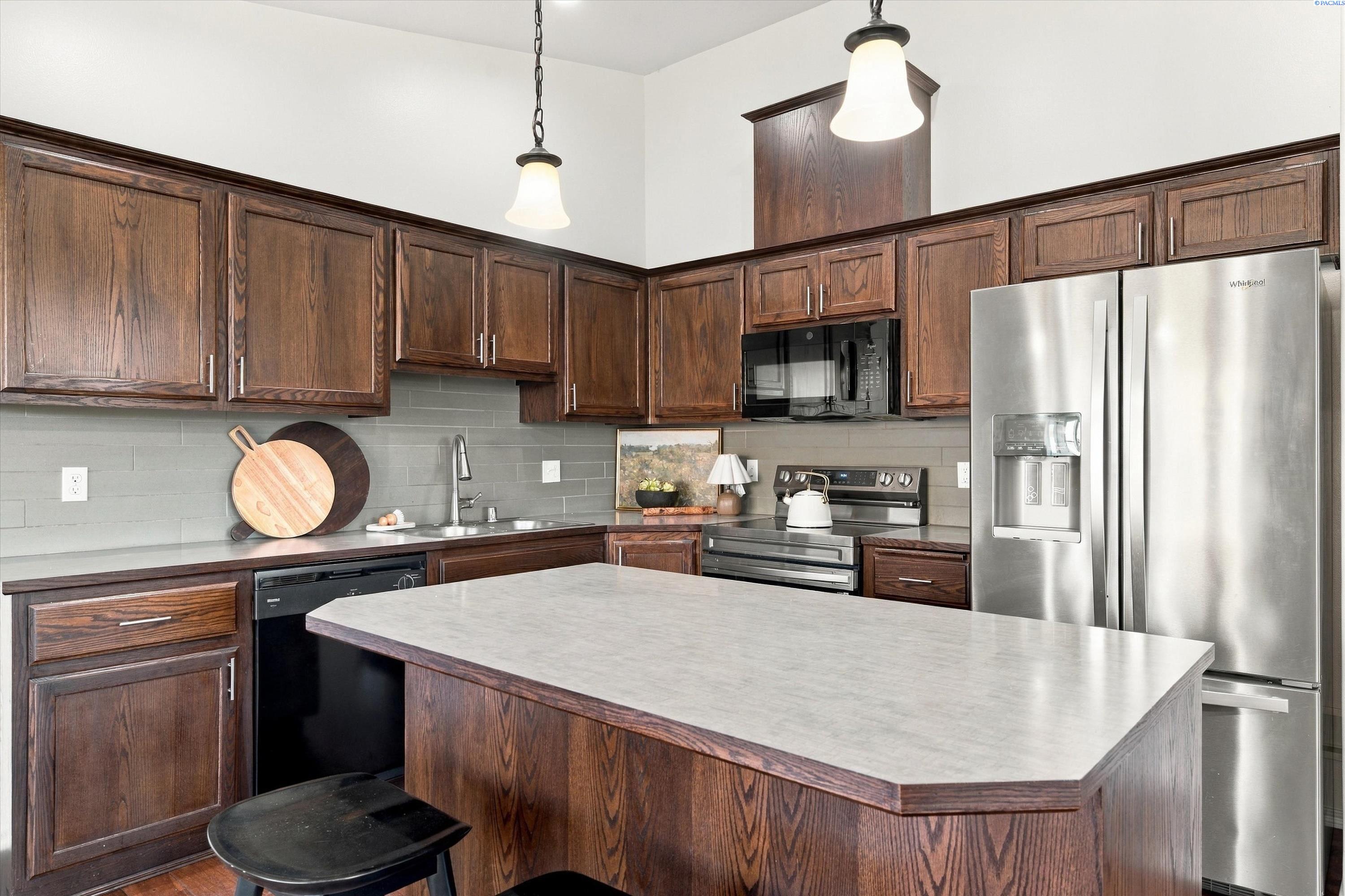 6209 Panther Ln, Pasco, WA 99301