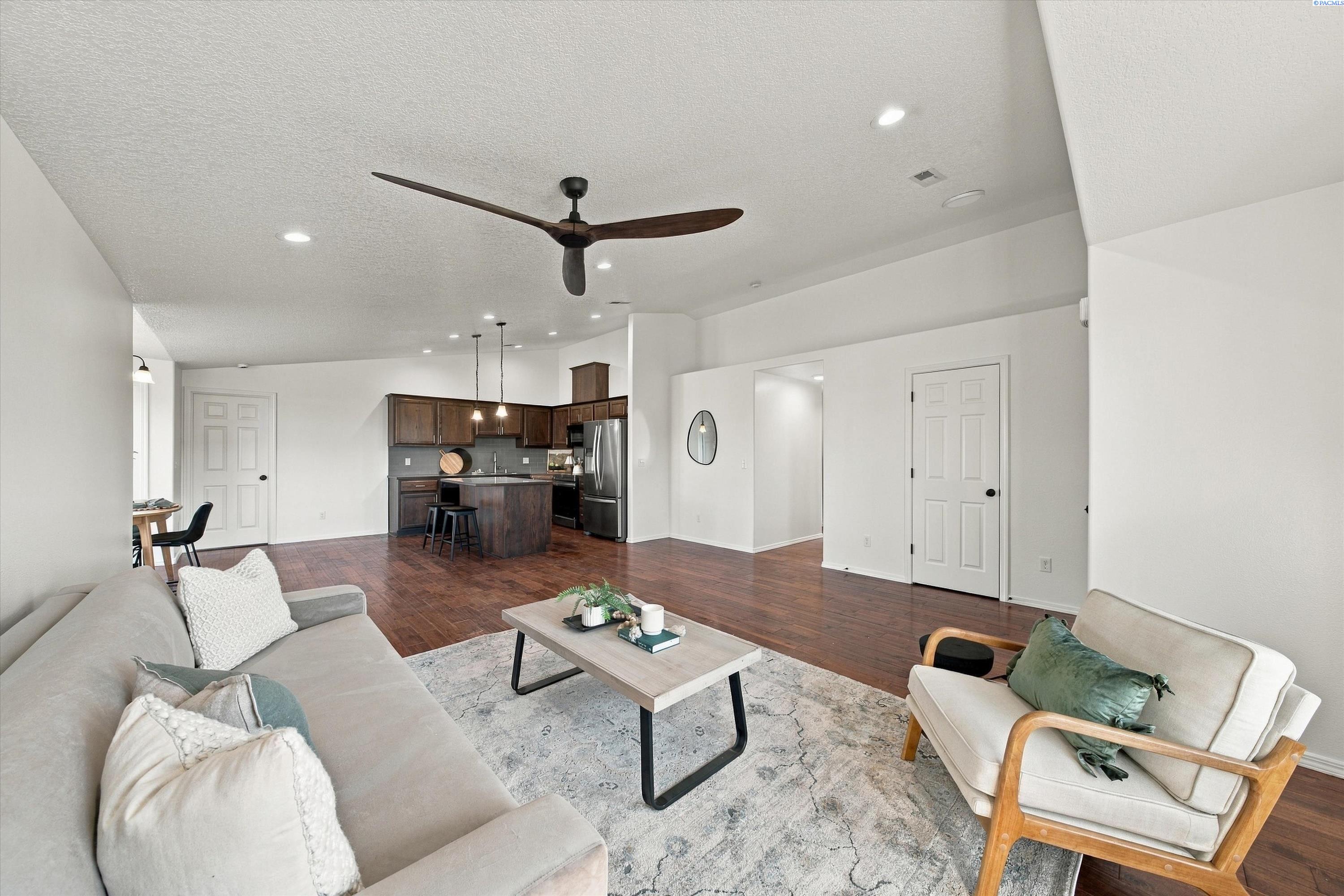 6209 Panther Ln, Pasco, WA 99301